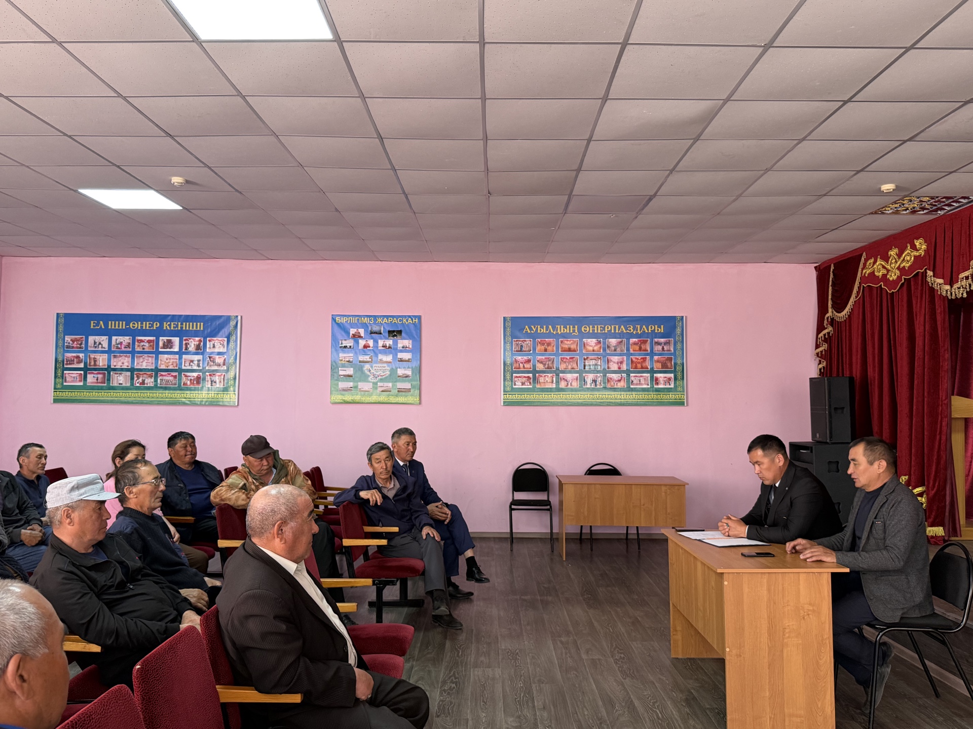 Орынбай ауылында аудандық ветеринария бөлімінің басшысы Мұқанов Қанат Бейсенұлы ауыл тұрғындарымен кездесу