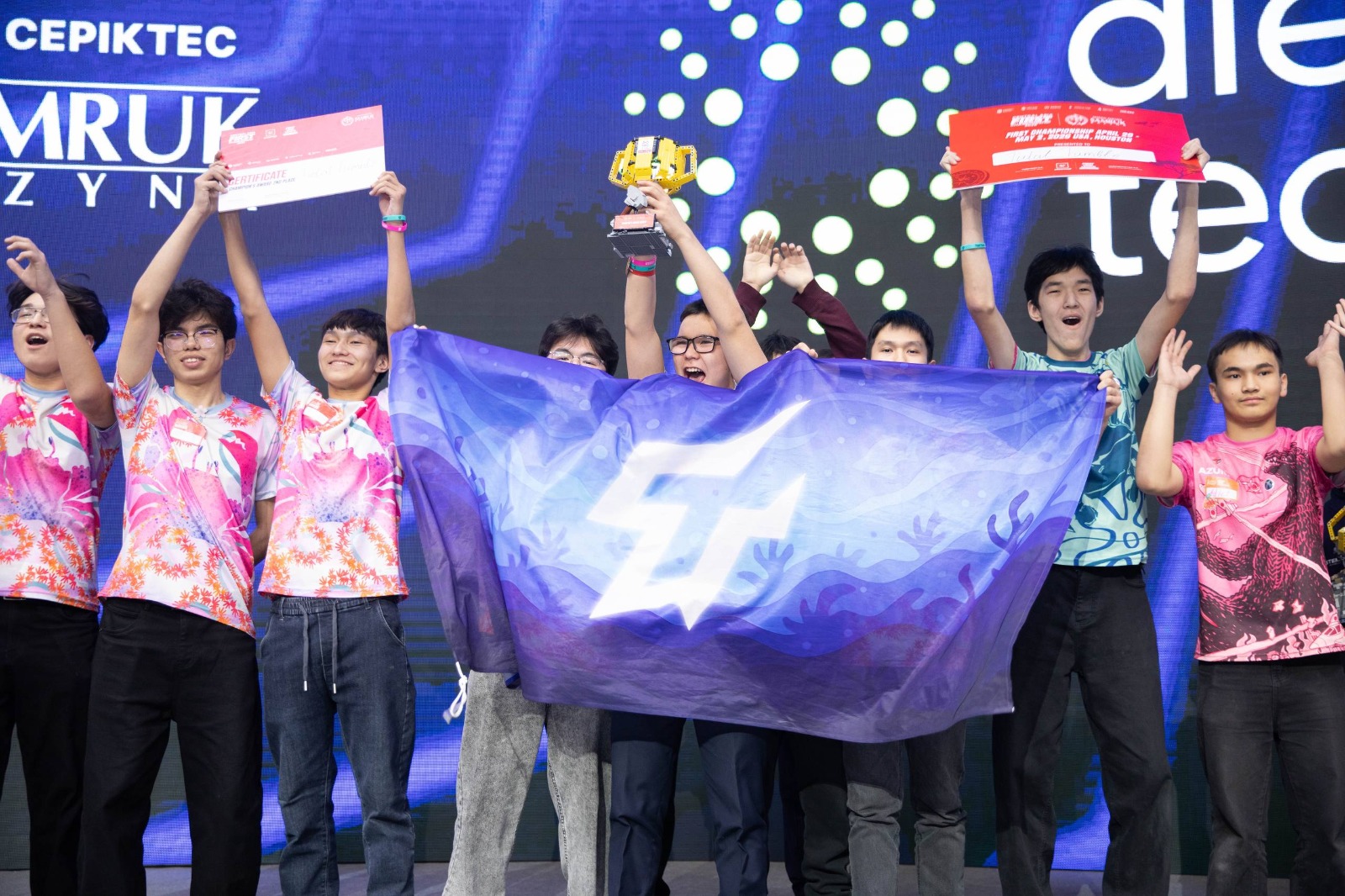 Сборная Казахстана готовится к участию в мировом чемпионате по робототехнике в Хьюстоне