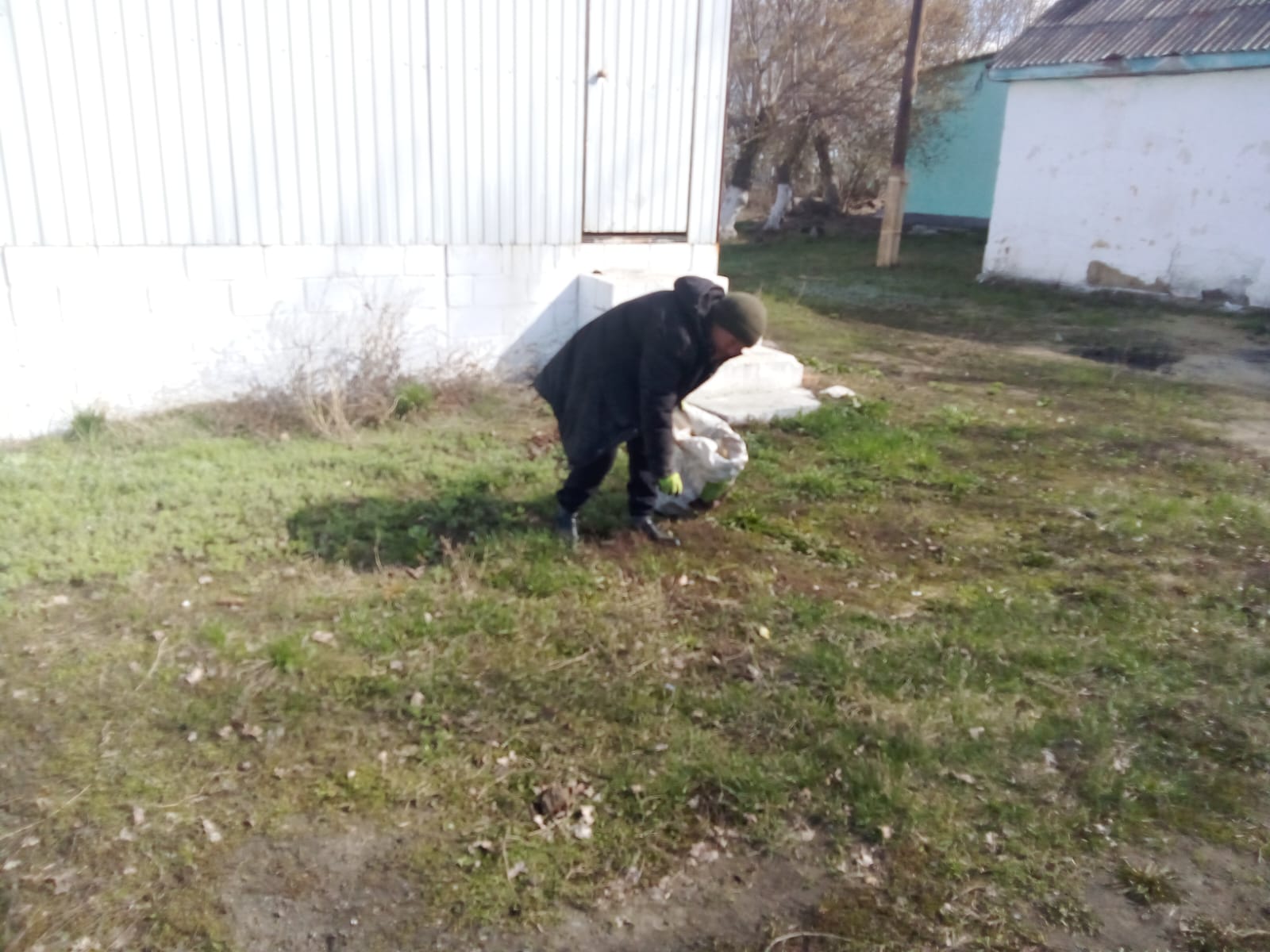 Орталық алаңды қоқыстан тазарту