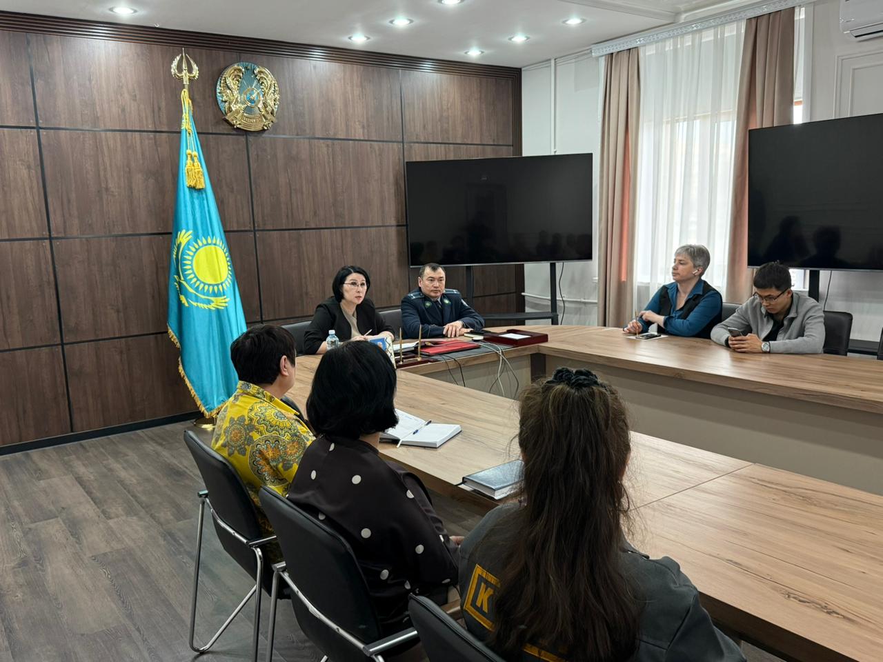 Сегодня, 15 апреля 2026 года, в акимате города Темиртау совместно с подполковником полиции Ж.С. Тлеубаевым, представителем Управления полиции города Темиртау (отдел полиции Старого города), был проведён обучающий практический семинар на тему выявления лиц с признаками нестабильного психологического состояния и порядка работы с ними, а также требований, предъявляемых к объектам ТТО.