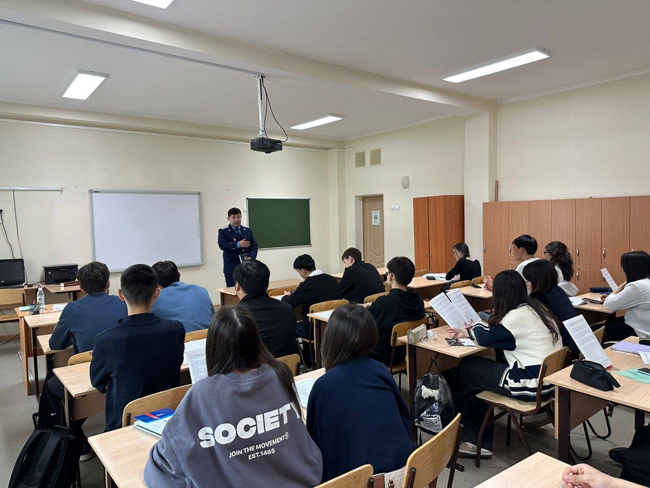 «Закон и порядок»: лекцию по предупреждению правонарушений среди подростков провели в столичной школе