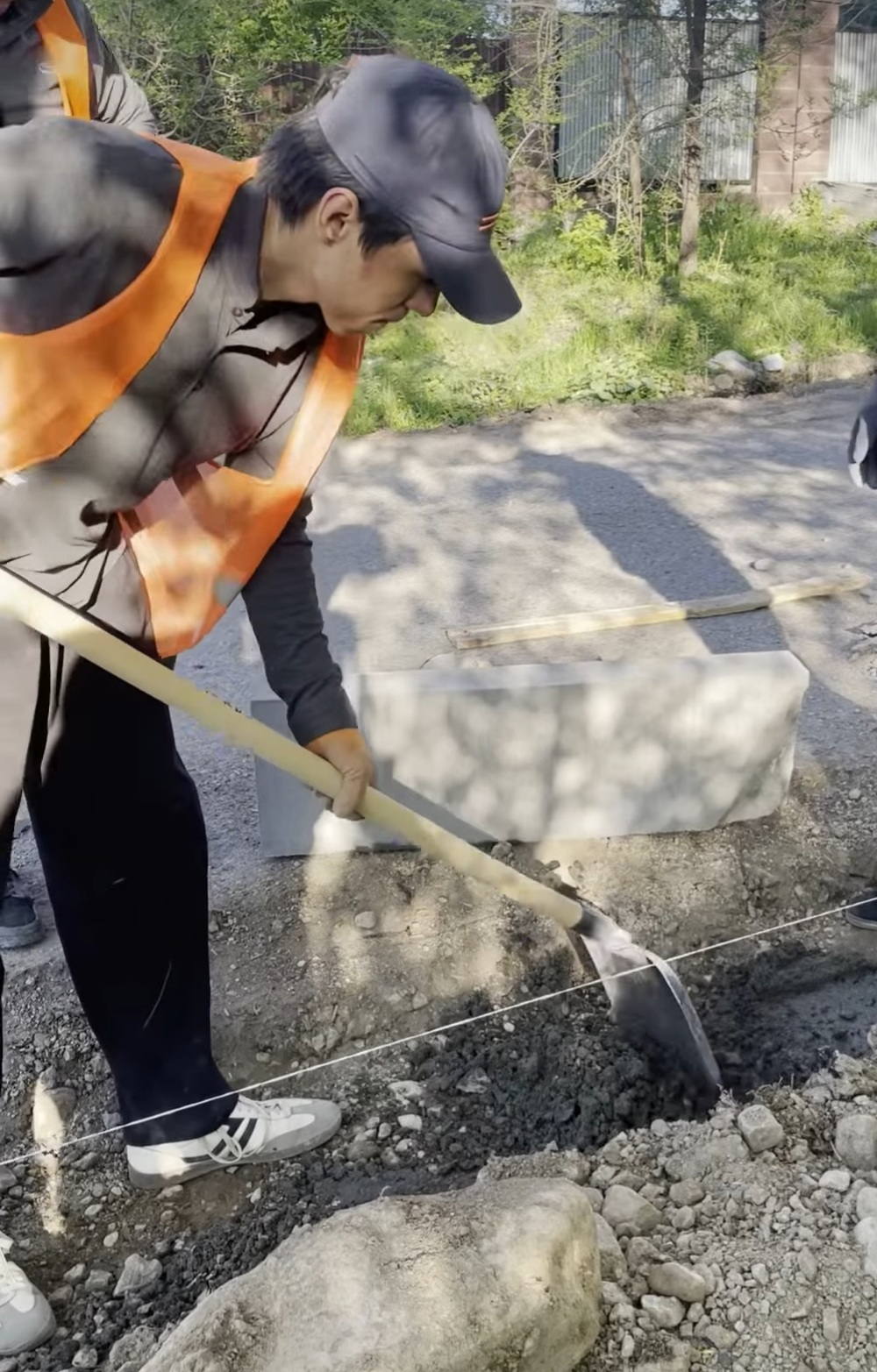 Рахат ауылдық округіне қарасты Рахат ауылының көшелерінде қазіргі таңда орташа жөндеу және жаяу жүргіншілерге арналған жол (тротуар) салу жұмыстары жүргізілуде.