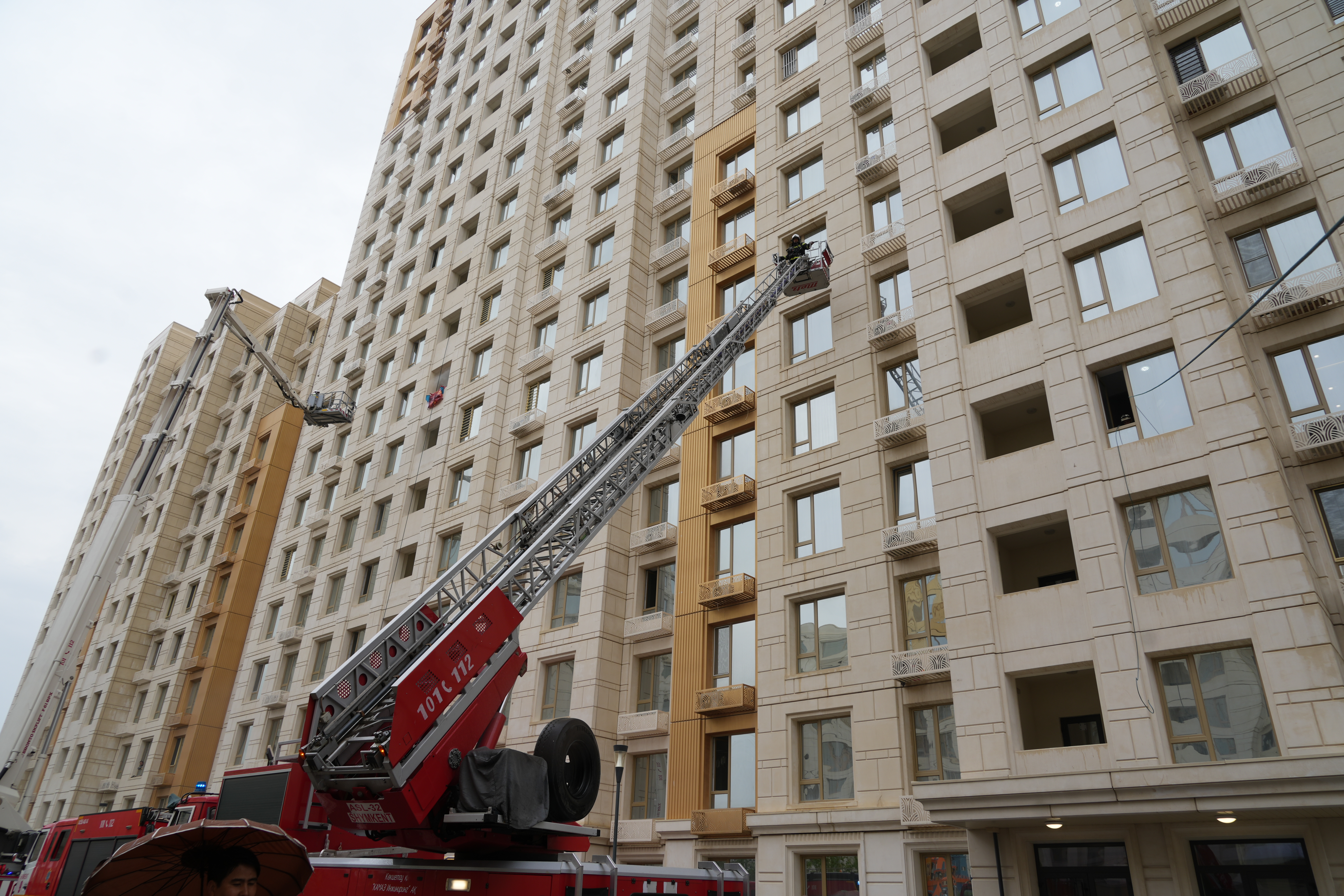 В Шымкенте отработали тушение условного пожара в 25-этажном доме