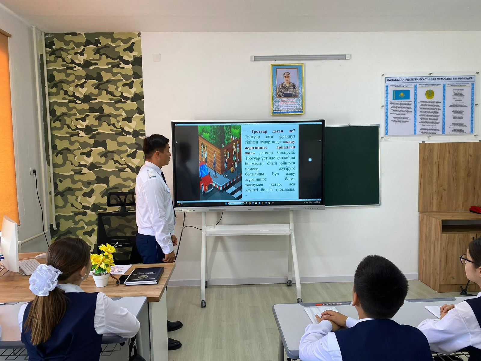 Қызылордада патрульдік полицейлер мен блогер балаларға қауіпсіздікті үйретті