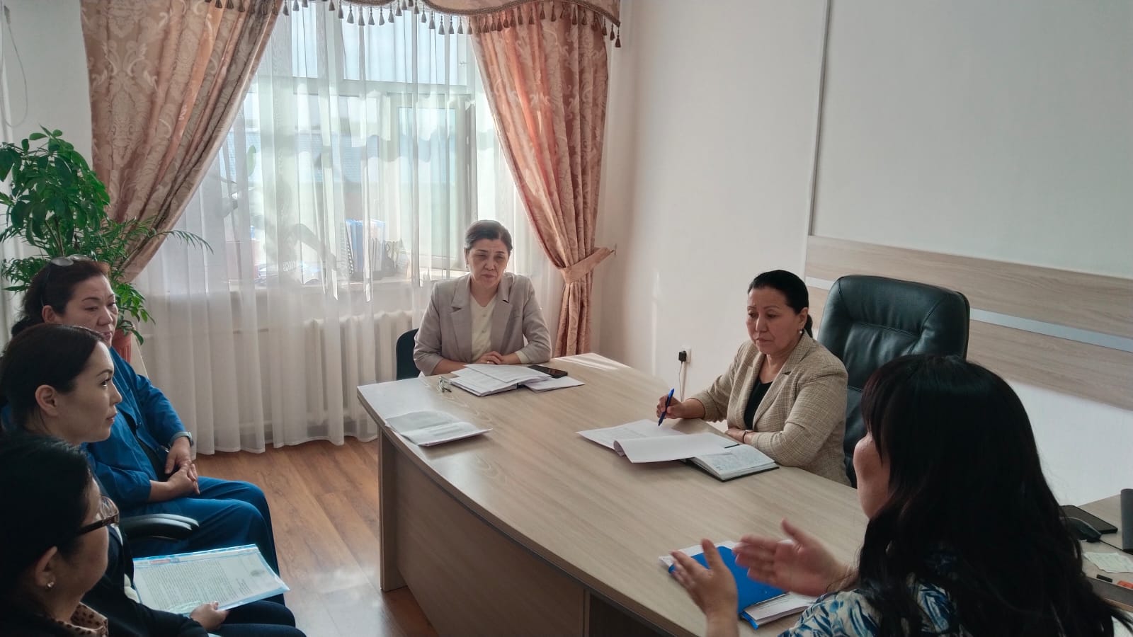 Халықты әлеуметтік қорғау саласындағы реттеу және бақылау комитетінің Қызылорда облысы бойынша Департаментімен  азаматтардың қайтыс болу фактісі  медициналық ұйымның «Халықты тіркеу пункті» ақпараттық  жүйесіне уақытылы тіркелмеуіне қатысты    туындаған мәселелер бойынша мүдделі органдар қызметкерлерінің қатысуымен  дөңгелек үстел өткізілді