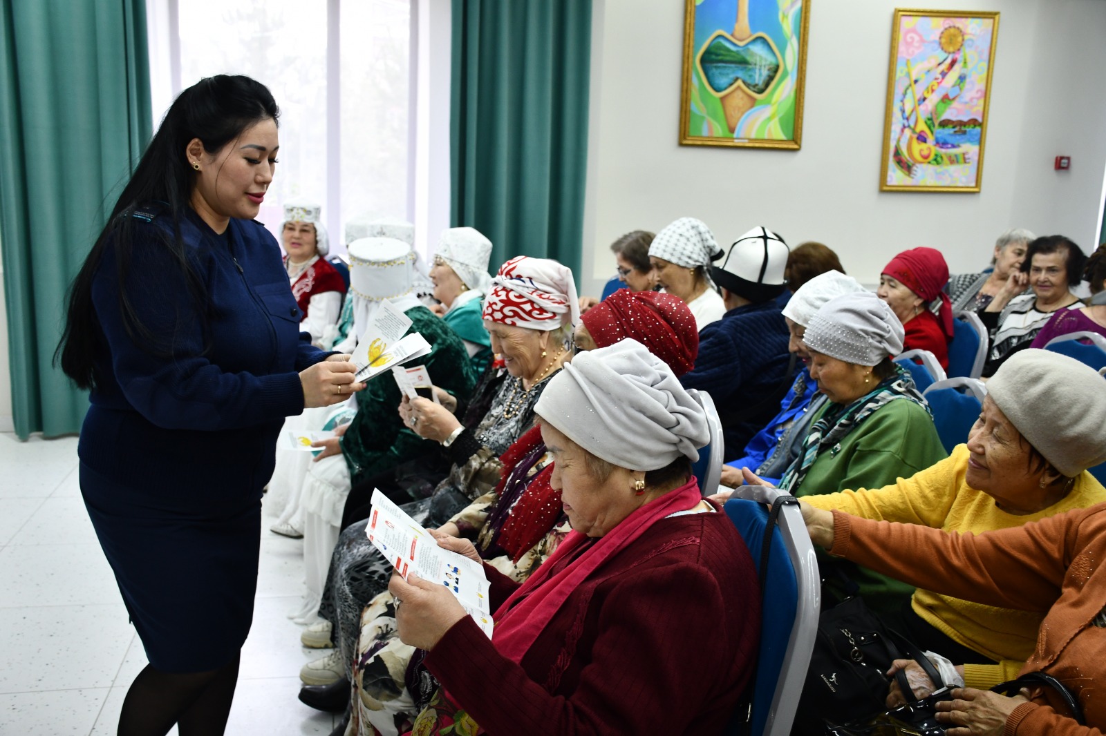 Пожилых жителей Кокшетау обучают распознавать интернет-мошенников: в Центре активного долголетия прошла акция «Алаяқтыққа жол жоқ»