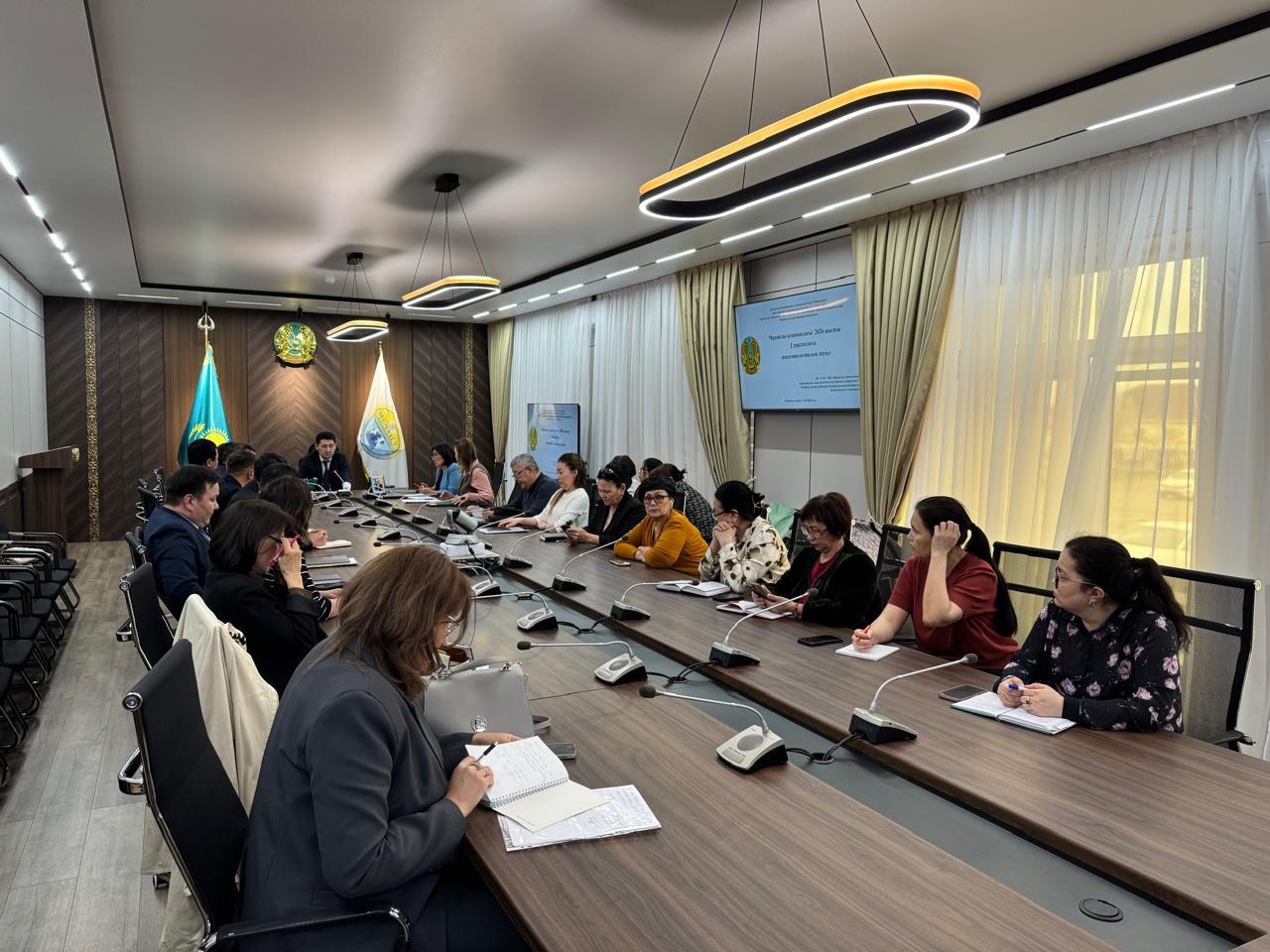 2026 жылғы 15 сәуірде Мұнайлы ауданы әкімдігінде аудан әкімінің орынбасары Нұрмұхан Асхат Қазыбекұлының төрағалығымен, Маңғыстау облысы әкімі Н.И. Қилыбайдың 2026 жылғы 24 ақпандағы №11-08/03 хаттамалық тапсырмасына сәйкес, өңір халқының санитариялық-эпидемиологиялық салауаттылығын қамтамасыз ету және вакцинациялау жұмыстарын уақытылы әрі сапалы жүргізу мақсатында Мұнайлы ауданы елді мекендері әкімдерінің қатысуымен үйлестіру кеңесі өткізілді.