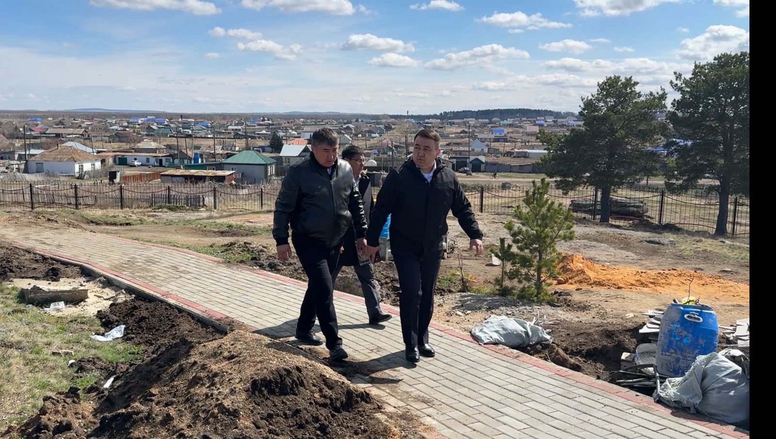 Аудан әкімі Зеренді ауылындағы Ұлы Отан соғысы батырларына арналған ескерткішті абаттандыру жобасының жүзеге асырылу барысымен танысты