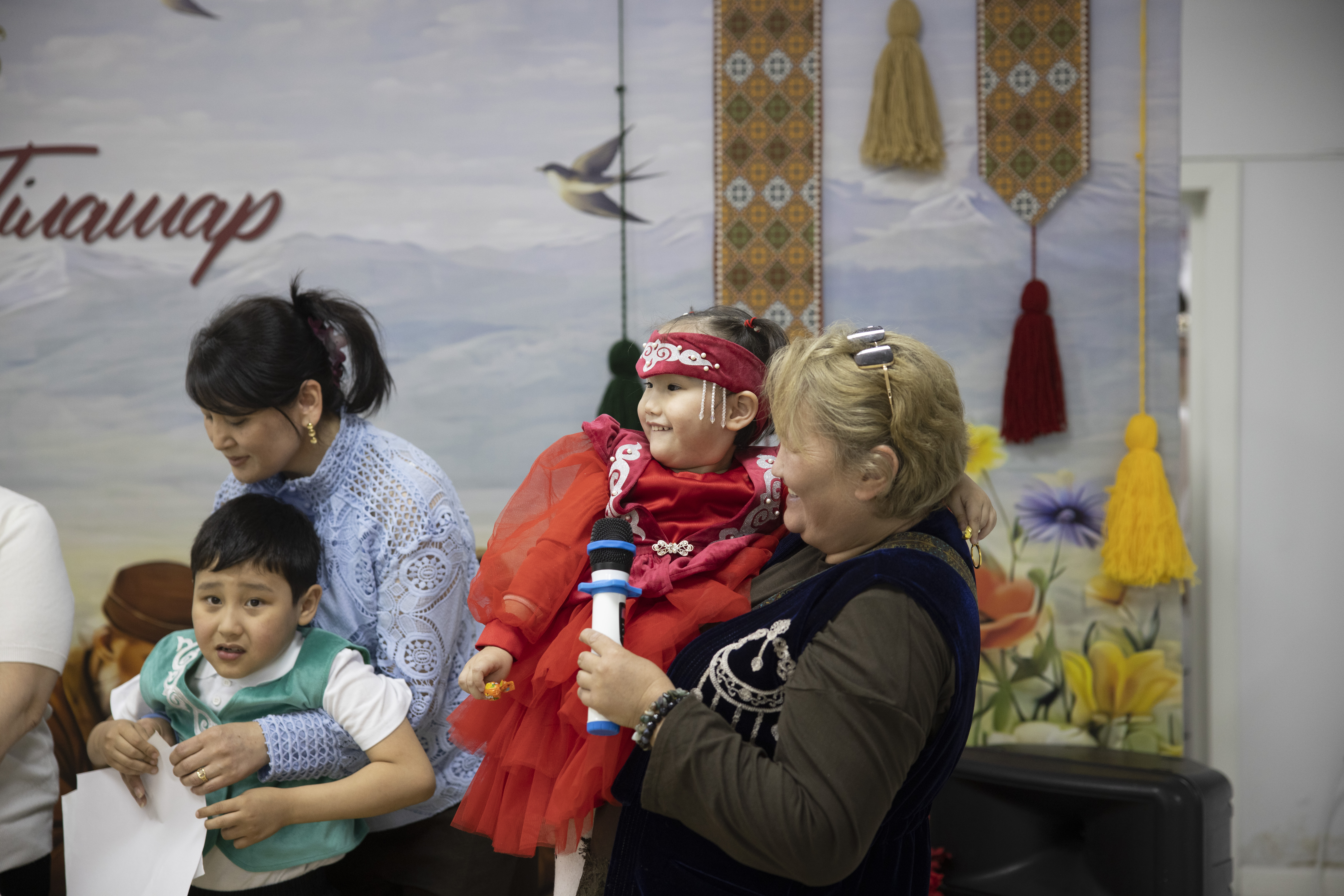 Марат Султангазиев провел обряд разрезания пут у малышей