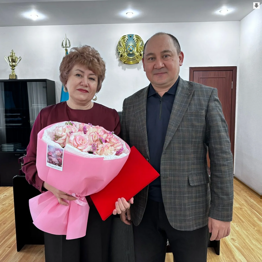 Алтай ауданының әкімі Ренат Курмамбаев ішкі саясат бөлімінің бас маманы Татьяна Зайцеваны мерейтойымен құттықтады.