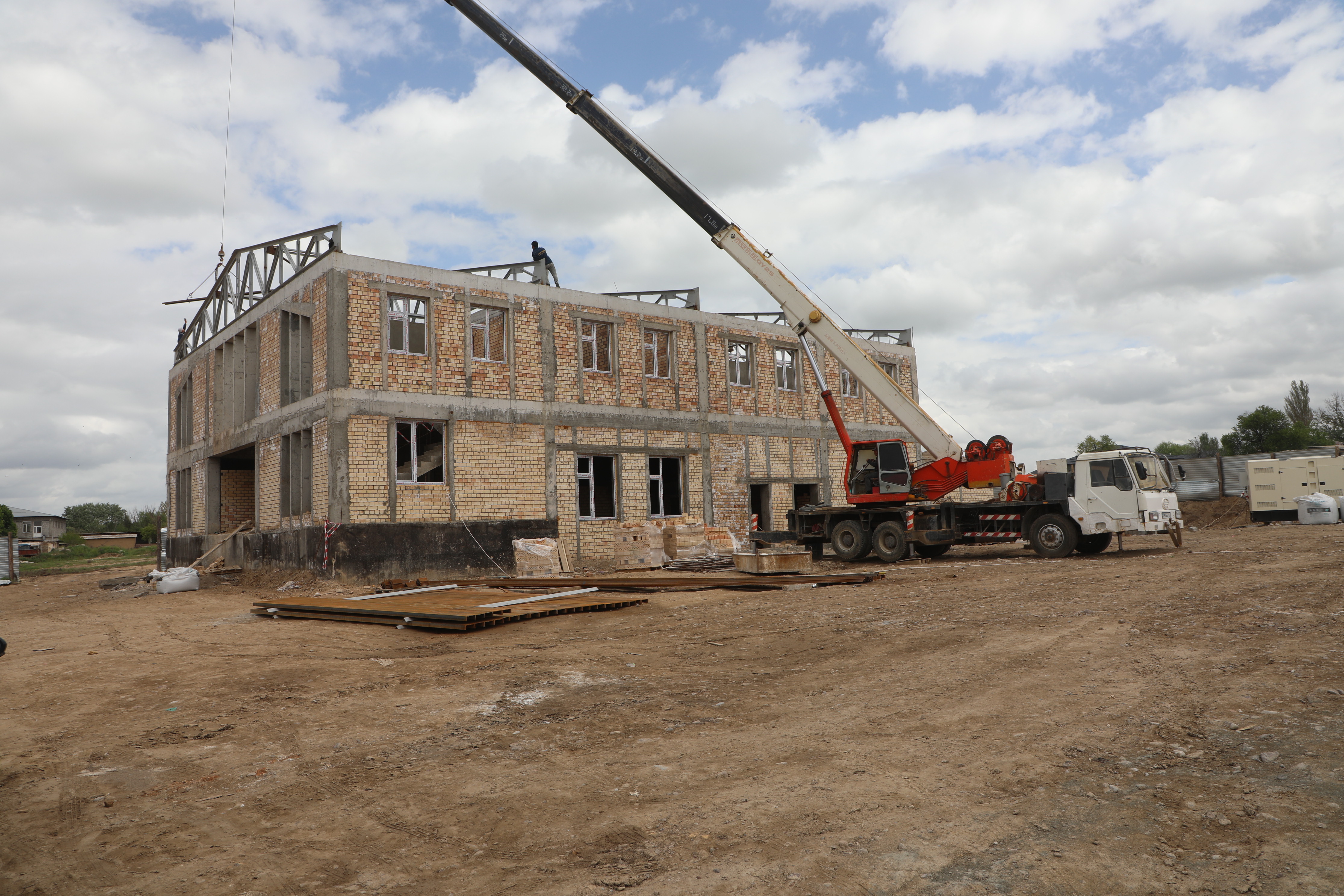 В САРЫАГАШСКОМ РАЙОНЕ АКТИВНО ВЕДЁТСЯ СТРОИТЕЛЬСТВО СОЦИАЛЬНО ЗНАЧИМОГО ОБЪЕКТА