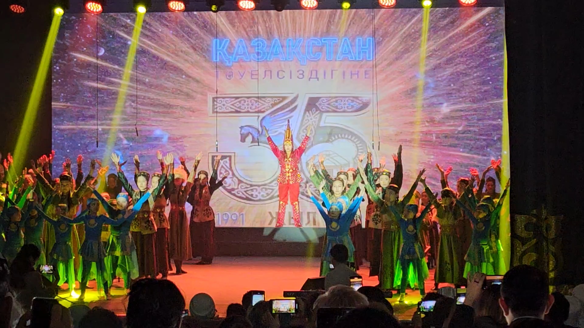 Целиноград аудандық мәдениет үйінде Қазақстан Республикасы Тәуелсіздігінің 35 жылдығына арналған «Өнер – халық қазынасы» облыстық көркемөнерпаздар халық шығармашылығы байқауының гала-концерті өтті.