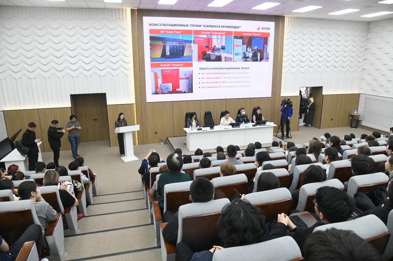 Астанада бос жұмыс орындары жәрмеңкесі өтті: жүздеген жұмыс іздеуші мен жұмыс беруші бас қосты
