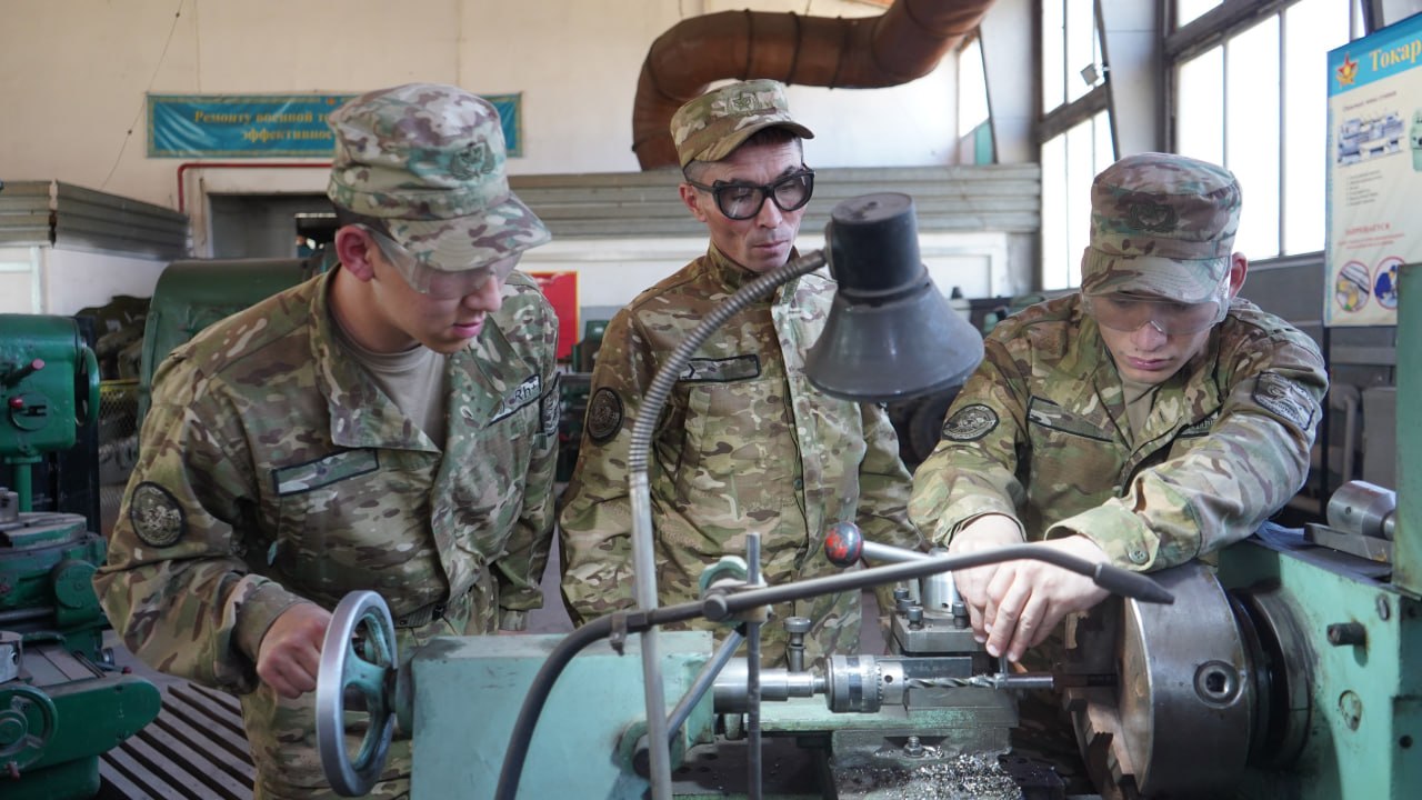 Алматыда Қарулы күштердің жөндеу мамандарының алғашқы легі оқуын аяқтады