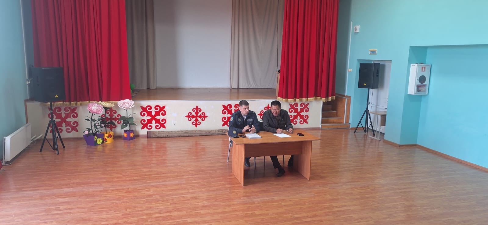 Қостомар және Половниковка ауылдарында тұрғындармен кездесу өтті. Маңызды мәселелер талқыланды: мал жаюды ұйымдастыру, санитарлық тазалық және аумақтарды абаттандыру.