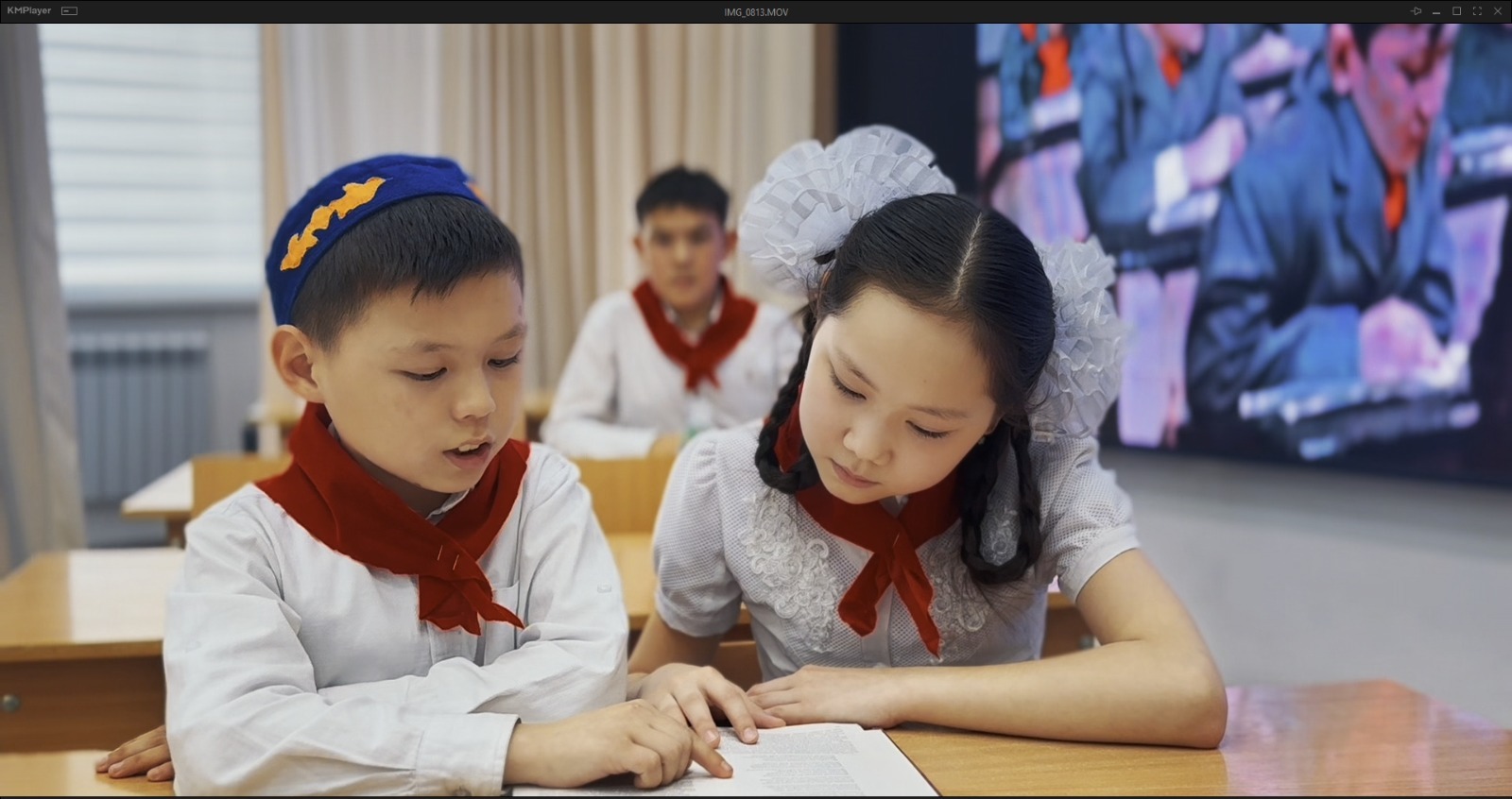 Баянауыл оқушылары кітап кейіпкерлерін сахнада шебер сомдады