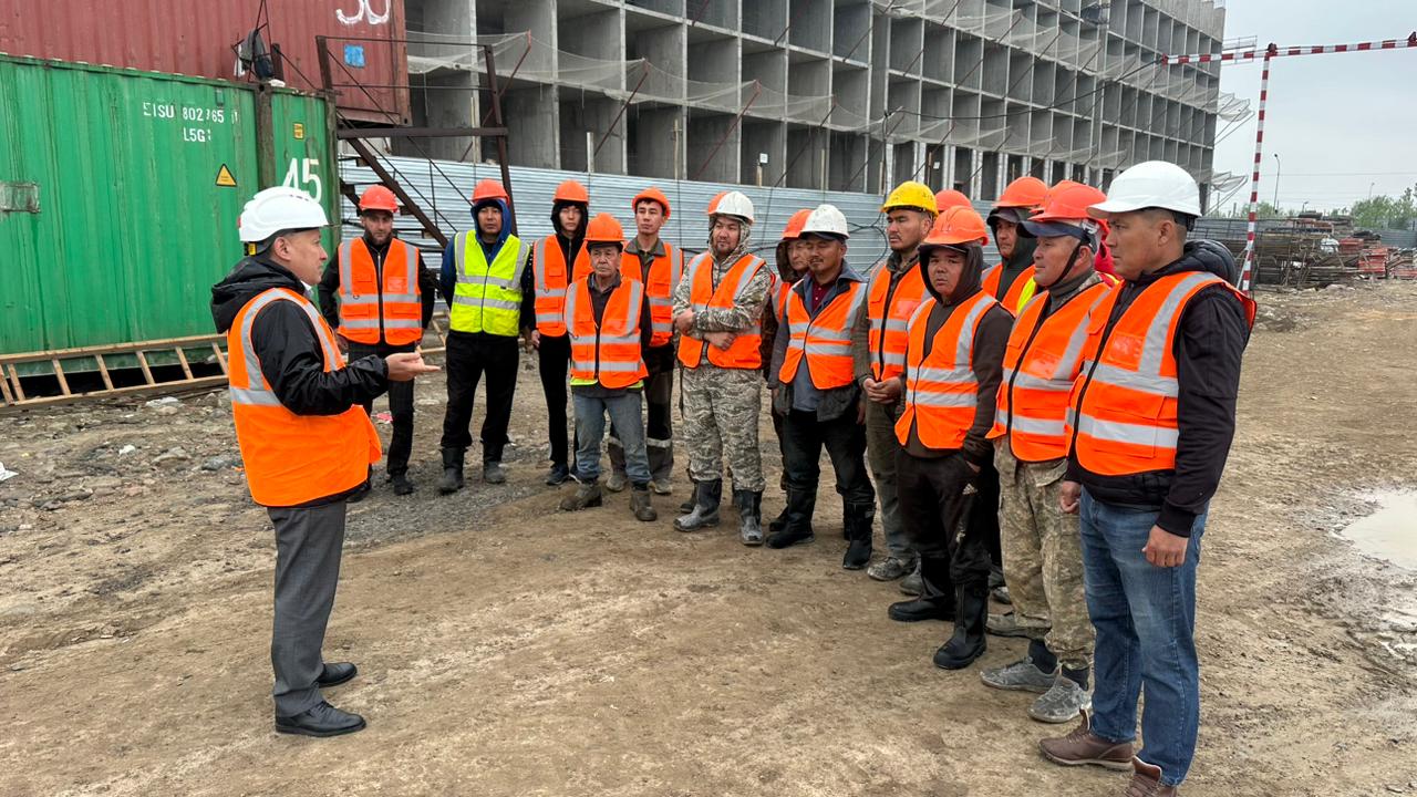 Мемлекеттік еңбек инспекторының құрылыс жұмыскерлерімен кездесуі