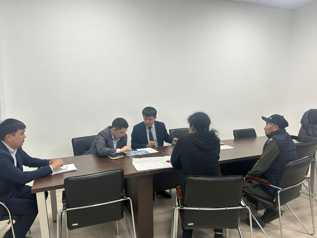 Шымкент қаласының жер қатынастары басқармасының басшысы Азат Рахымбердіұлы Исламов азаматтарды бірыңғай жеке қабылдау күні аясында қабылдады