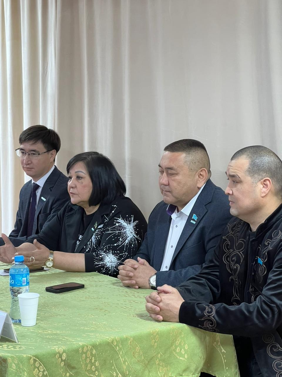 Бүгін, 17 сәуірде Шахтинск қалалық мәслихатының "AMANAT" партиясы фракциясының депутаттары «Қарағанды облысы Шахтинск қаласының арнаулы әлеуметтік қызметтер көрсету орталығы» КММ ұжымымен кездесу өткізді ұжымымен кездесу өткізді