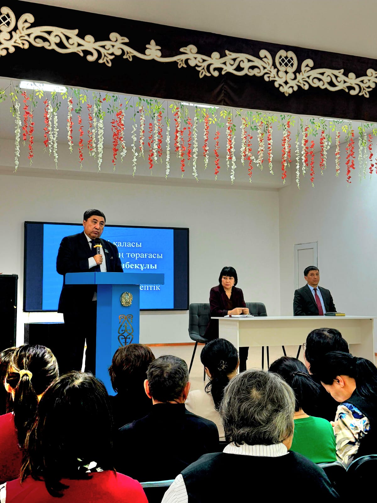 Сегодня председатель маслихата города Семей Еркен Сагандыков провёл отчётную встречу с населением в средней общеобразовательной школе № 33