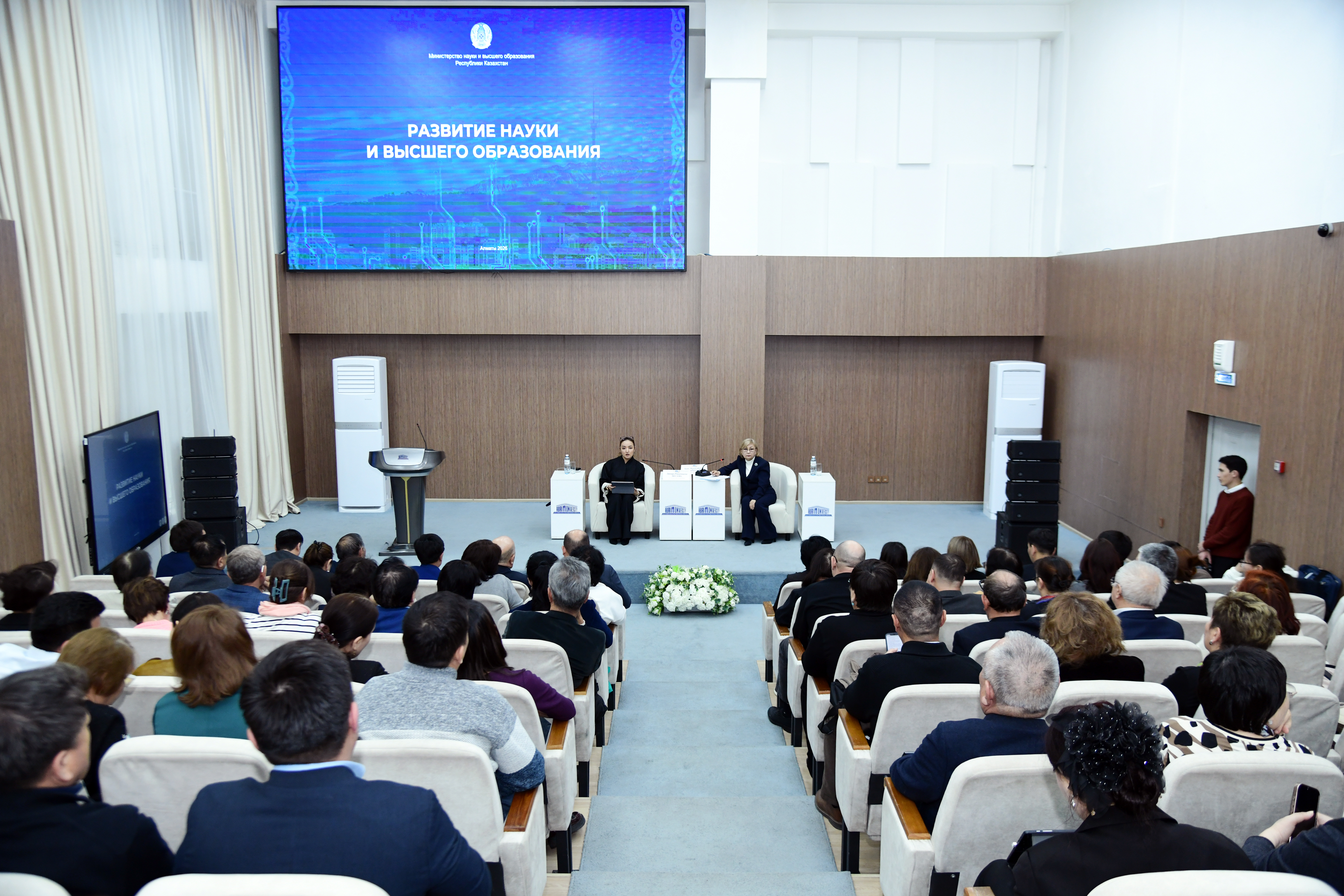 ВИЦЕ-МИНИСТР НАУКИ И ВЫСШЕГО ОБРАЗОВАНИЯ ВСТРЕТИЛАСЬ С ЖИТЕЛЯМИ ГОРОДА АЛМАТЫ