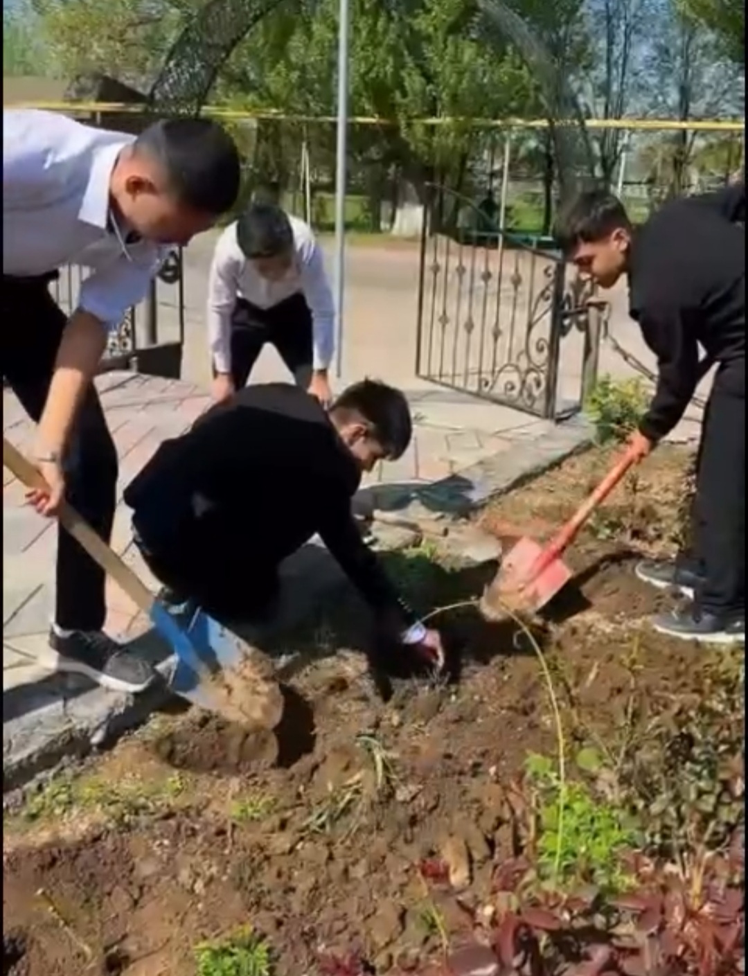 Ескерткіш аумағына абаттандыру жұмыстары жүргізілді.