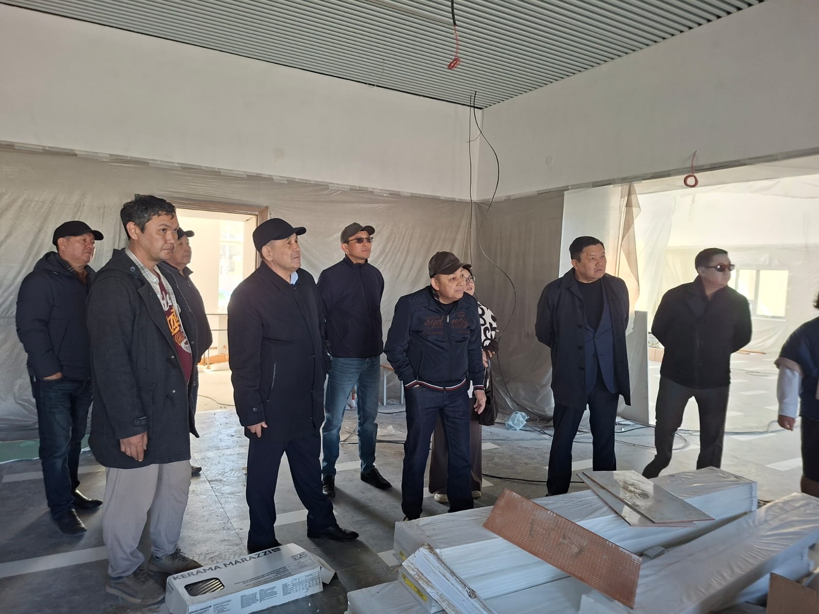 Депутаттар теміржол вокзалының жөндеу жұмыстарымен танысты