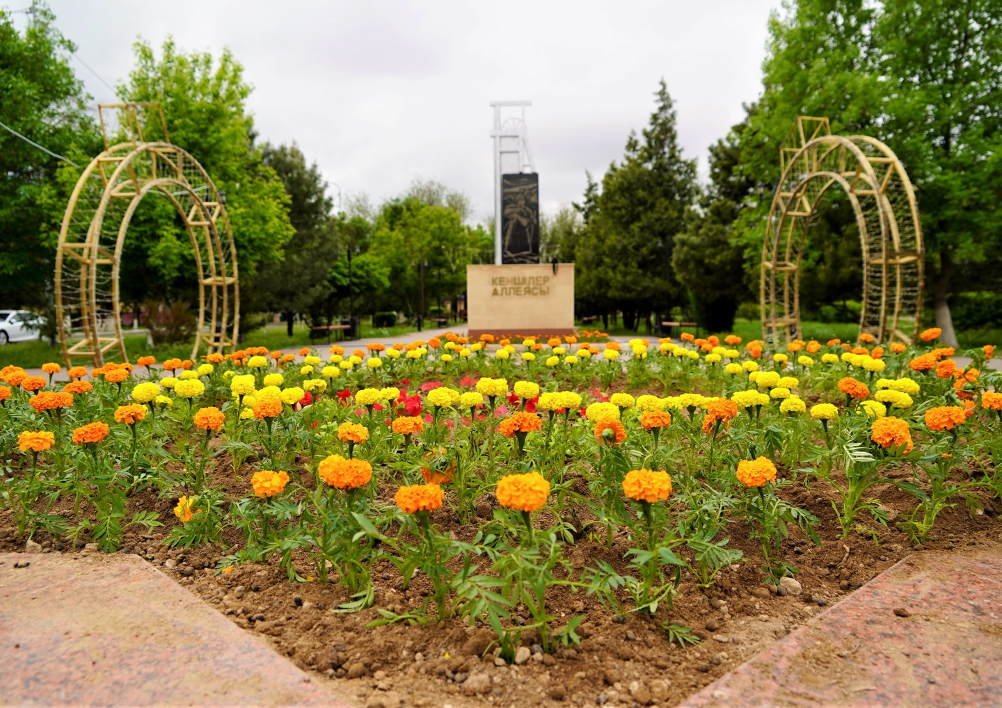 КЕНТАУ ҚАЛАСЫНДА АБАТТАНДЫРУ ЖӘНЕ КӨГАЛДАНДЫРУ ЖҰМЫСТАРЫ ЖҮЙЕЛІ ТҮРДЕ ЖҮРГІЗІЛУДЕ