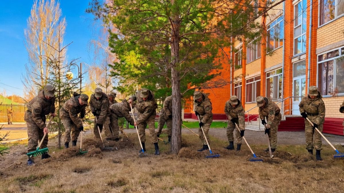 Военнослужащие Национальной гвардии провели экоакцию в Центре социального обслуживания «Шарапат» в Астане