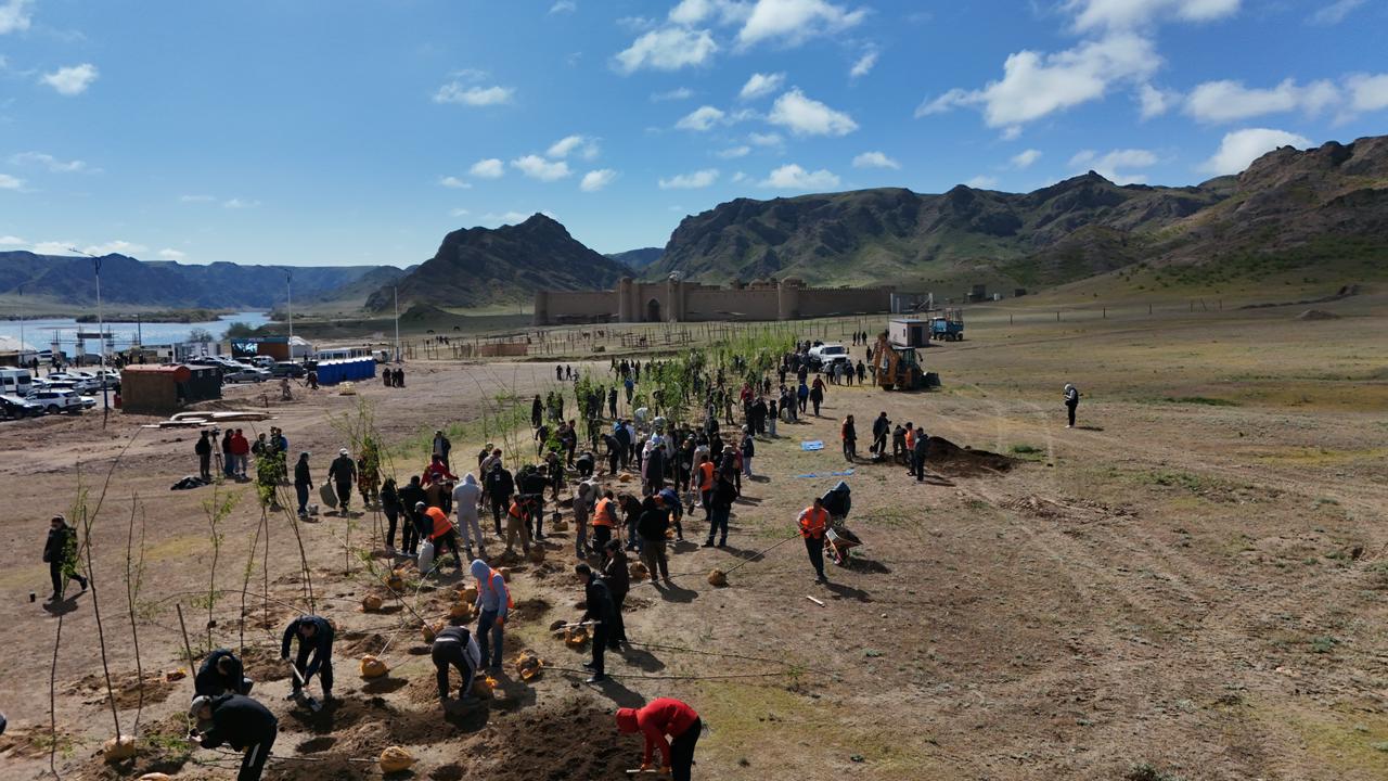 На берегу Или прошёл крупный субботник в рамках акции «Таза Қазақстан»