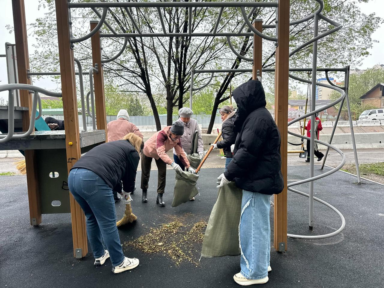 В восьми районах Алматы прошли локальные субботники с участием почти 10 тыс. горожан