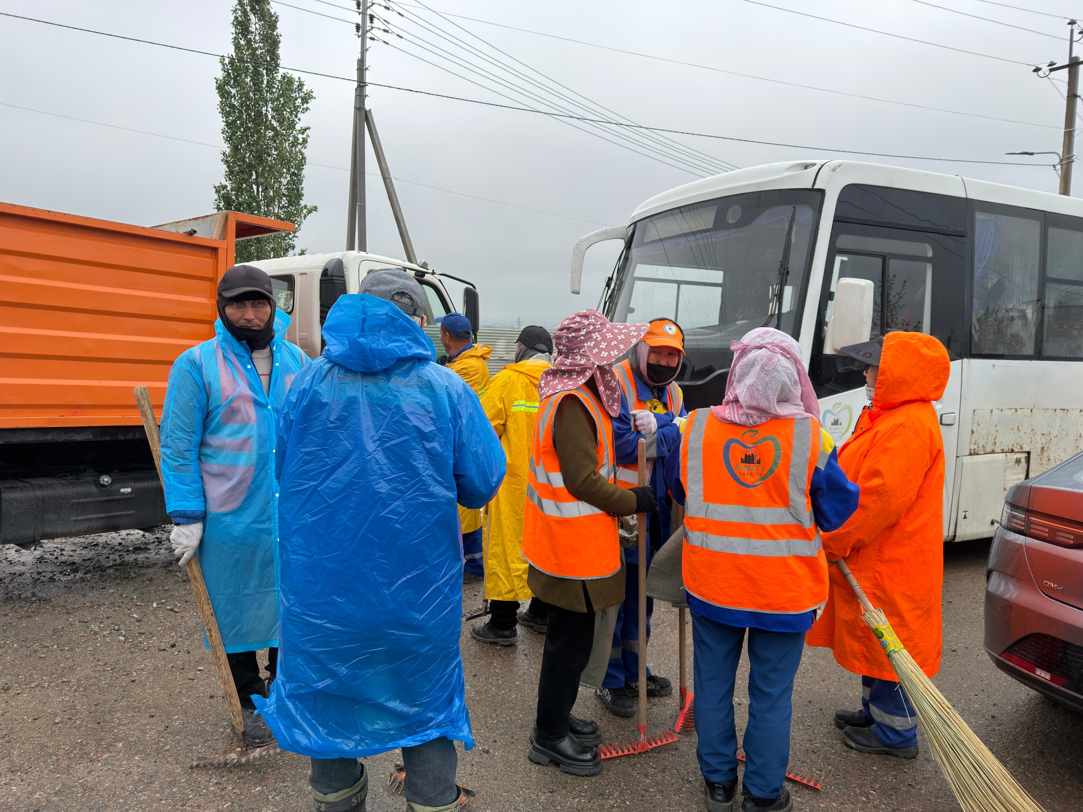 В Алматы на улице Карьерной проведён субботник с участием жителей и коммунальных служб