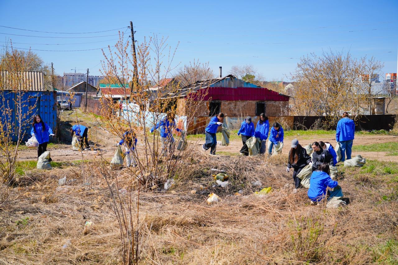 Елордада 200-ге жуық адам Есіл жағалауын тазартуға шықты