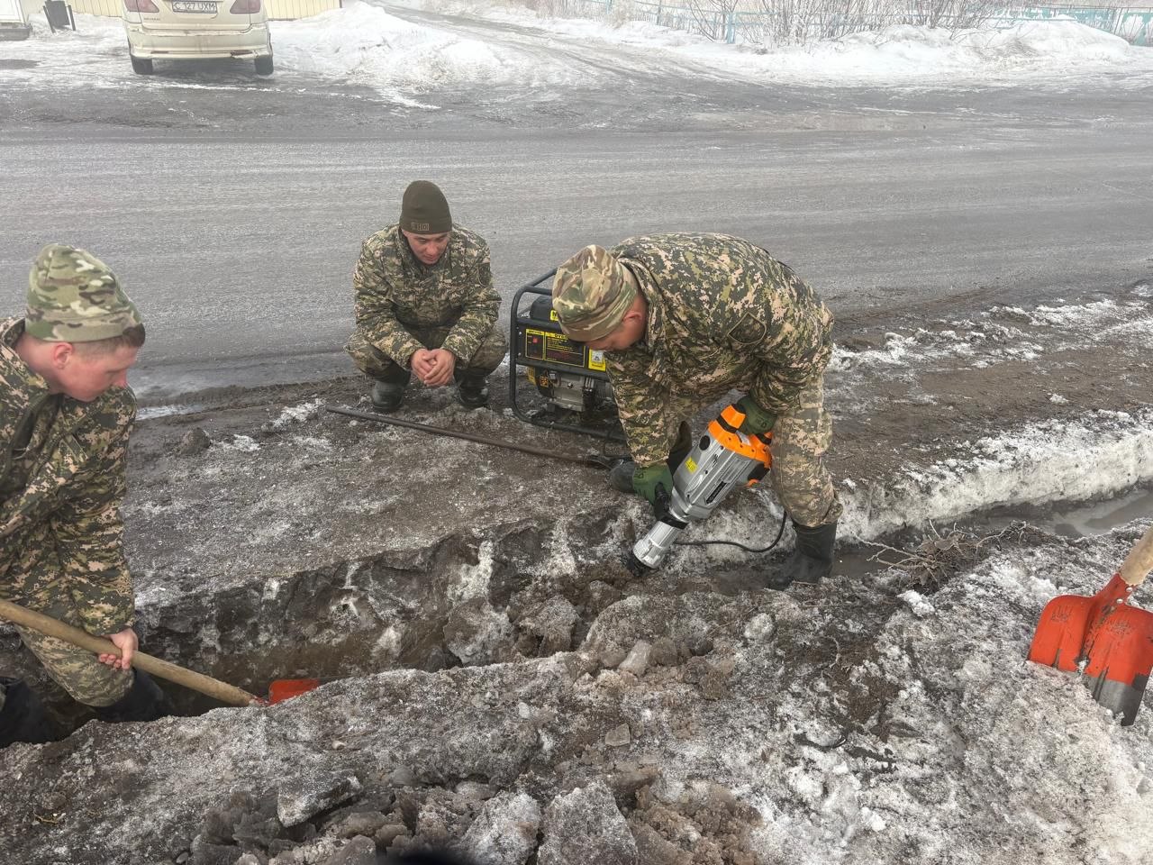 Заслон стихии: бойцы теробороны укрепляют дамбы