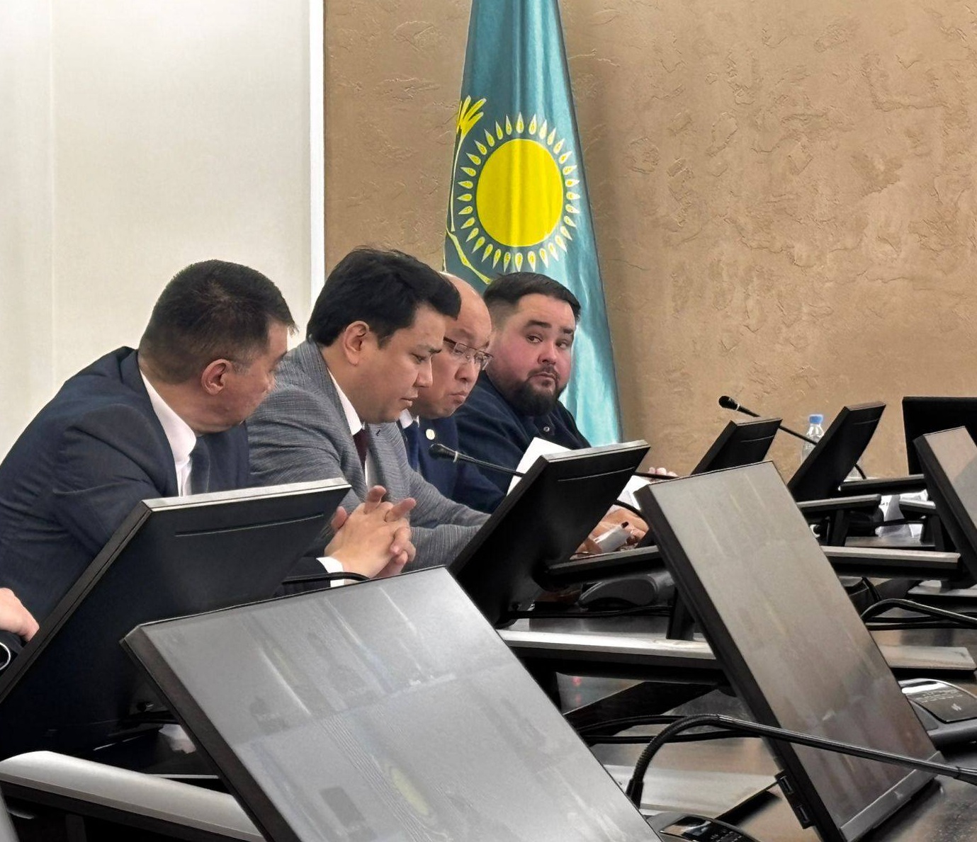 Әлеуметтік әріптестік бойынша облыстық комиссия: әлеуметтік төлемдер мен еңбек қатынастары