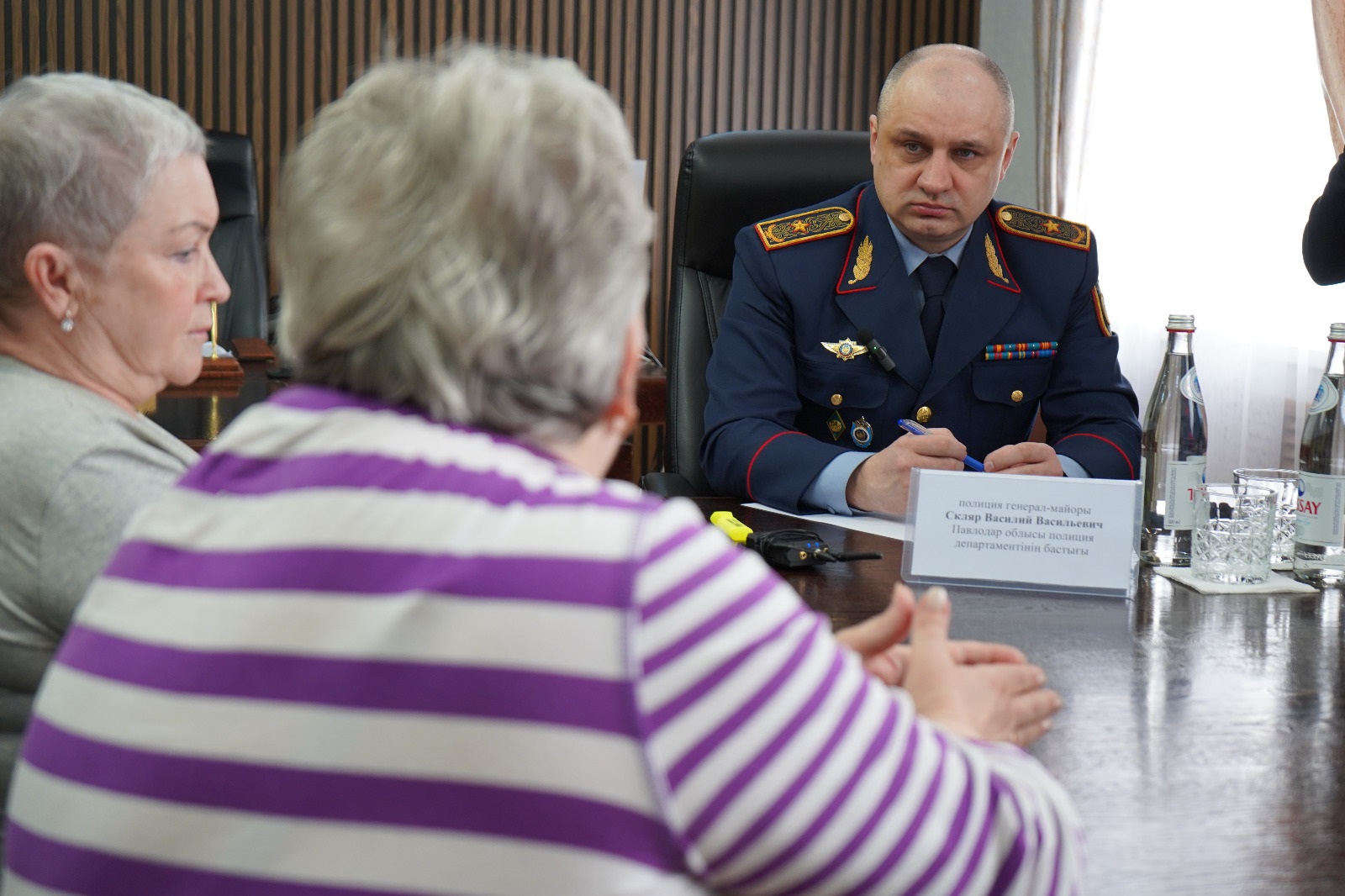 Отбасылық даулардан жол белгілеріне дейін: павлодарлықтар полиция басшысына қандай мәселелермен жүгінді?