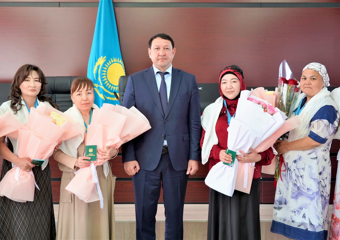 КӨПБАЛАЛЫ АНАЛАРҒА МЕМЛЕКЕТТІК НАГРАДАЛАР ТАБЫСТАЛДЫ