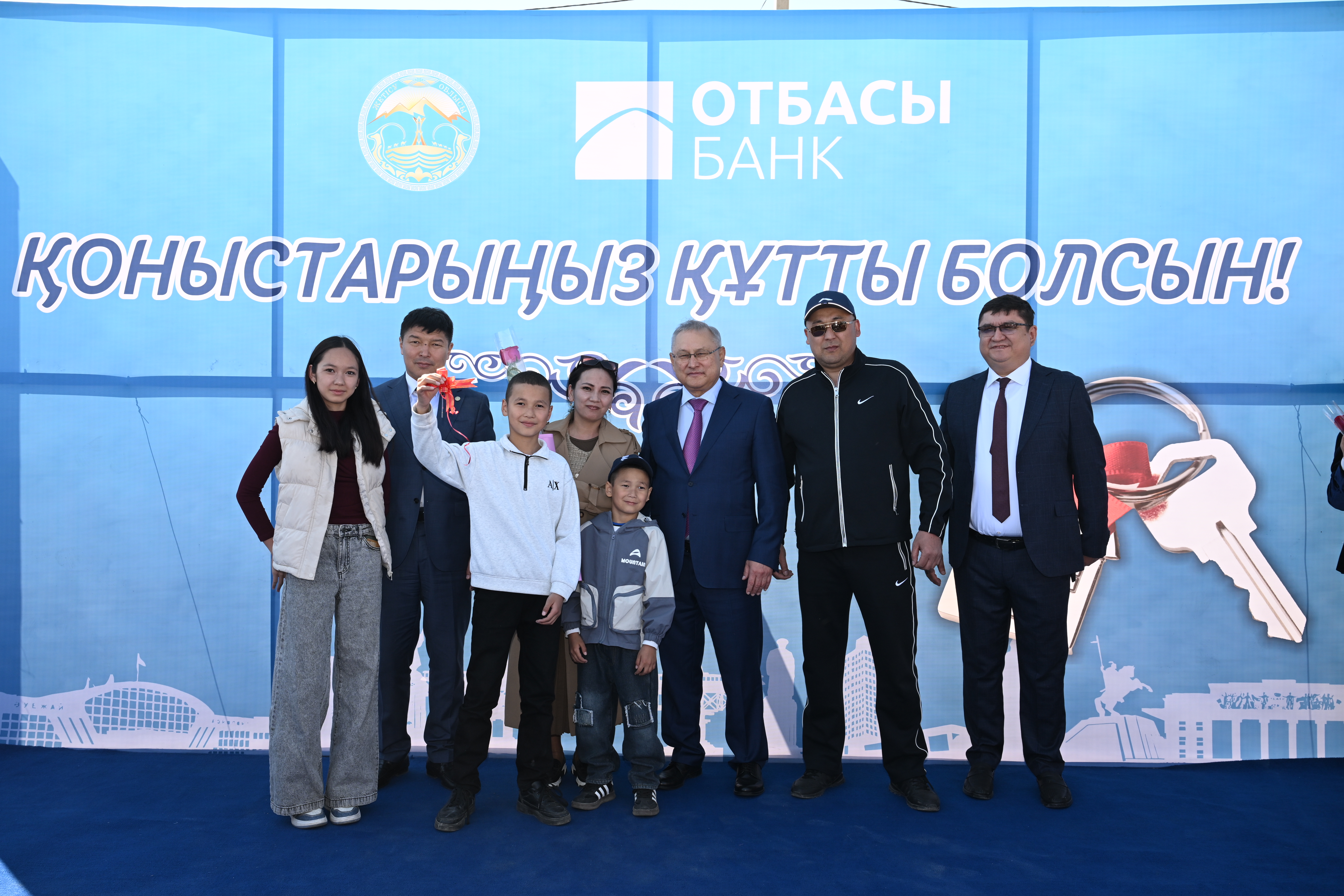 Бейбит Исабаев вручил очередникам ключи от новых домов