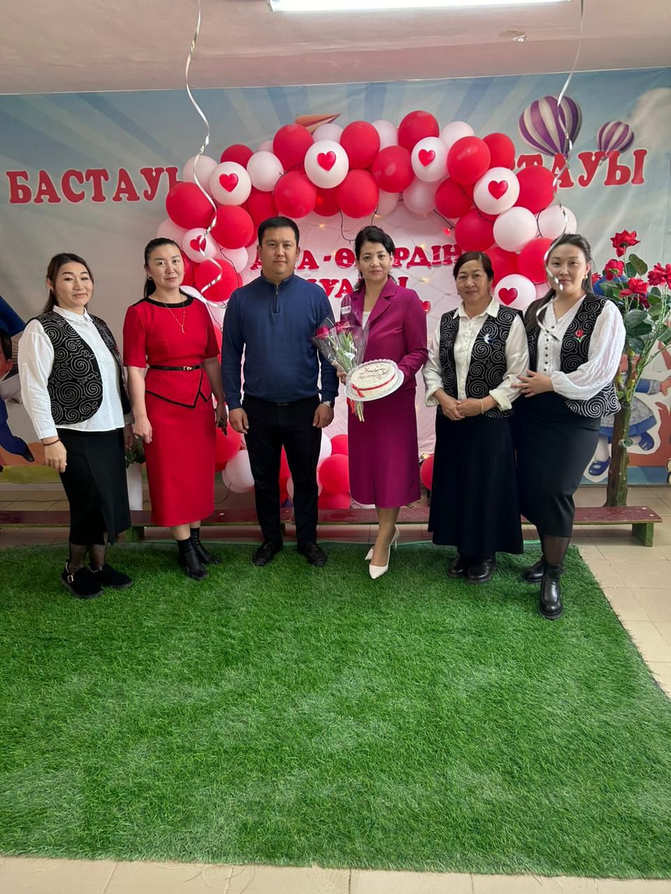 8 - наурыз ауылымыздың Халықаралық әйелдер мерекесіне орай Ауыл әкімі Ғ.Балғабаев пен әкімшілік қызметкерлері мекеме қызметкерлері мен жеке кәсіпкер ханымдарды мейрамымен  құттықтады.