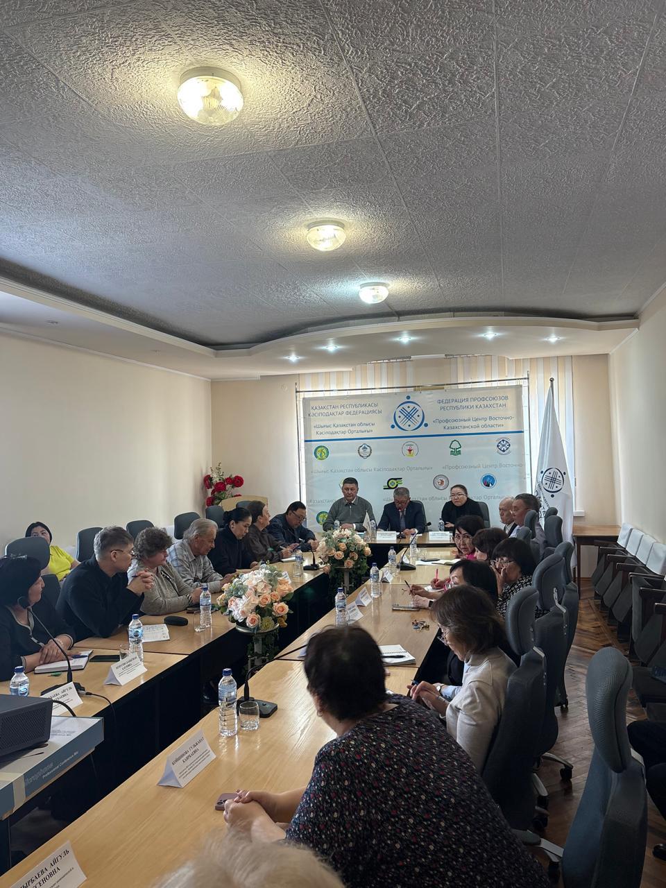 ШҚО КӘСІПОДАҚТАР ҮЙІНДЕ ЕҢБЕК ҚАТЫНАСТАРЫН АНЫҚТАУҒА ҚАТЫСТЫ СОТ ПРАКТИКАСЫ МӘСЕЛЕЛЕРІ ТАЛҚЫЛАНДЫ