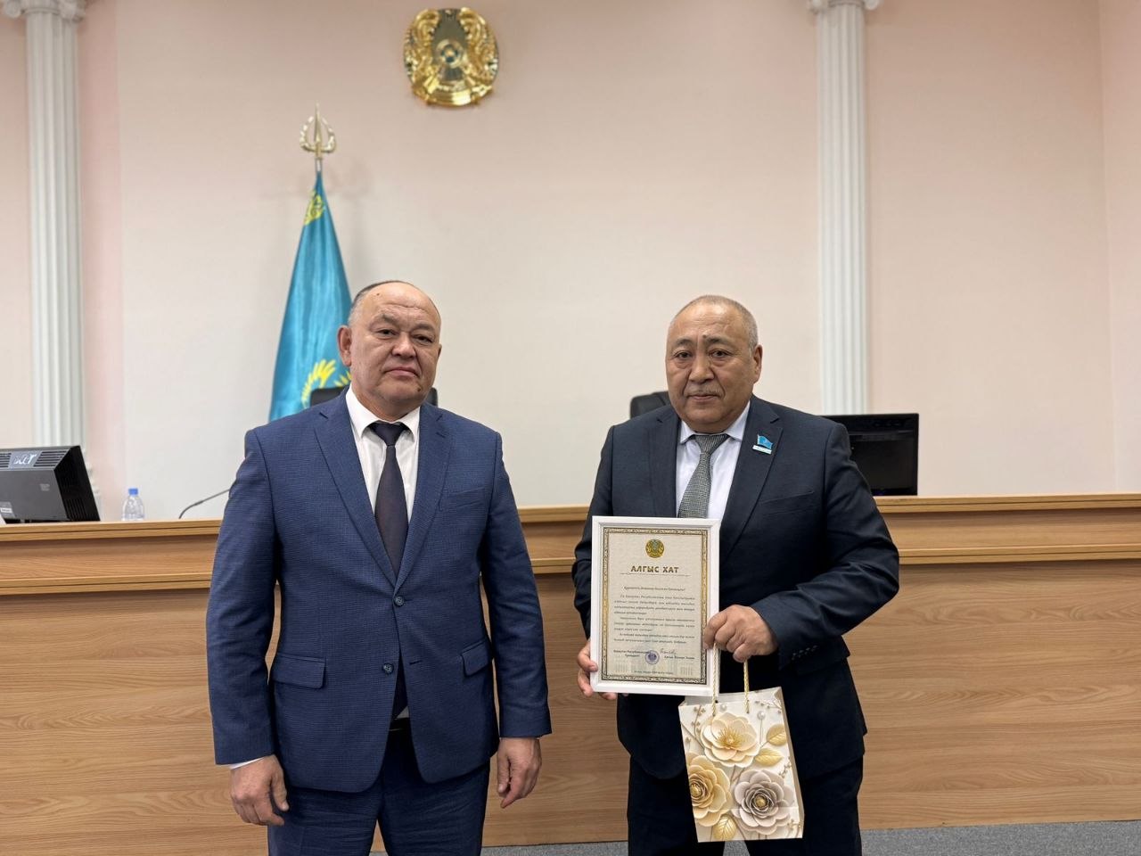 Аудандық мәслихат депутаттарына Қазақстан Республикасының Президенті Қасым-Жомарт Кемелұлы Тоқаевтың Алғыс хаттарын табыстады.