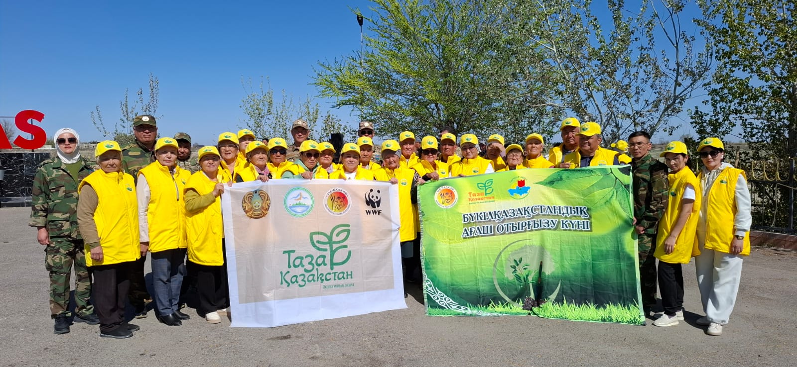 Балқаш ауданында «Таза Қазақстан» экологиялық акциясы аясында ағаш отырғызу жұмыстары жүргізілді. Аталған игі шараға аудан әкімі және тұрғындары мен мекеме қызметкерлері белсенді қатысып, қоршаған ортаны қорғауға өз үлестерін қосты.