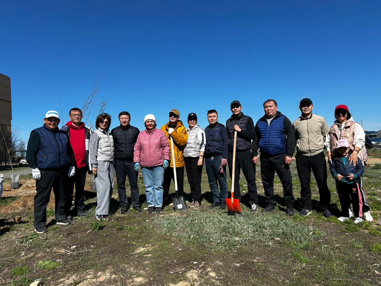 «Таза Қазақстан» жалпыұлттық тұжырымдамасы аясында Есет батыр тұрғын алабының 3-шағын ауданында мәслихат депутаттары мен тұрғындар бірлесіп 200 түп ағаш отырғызды