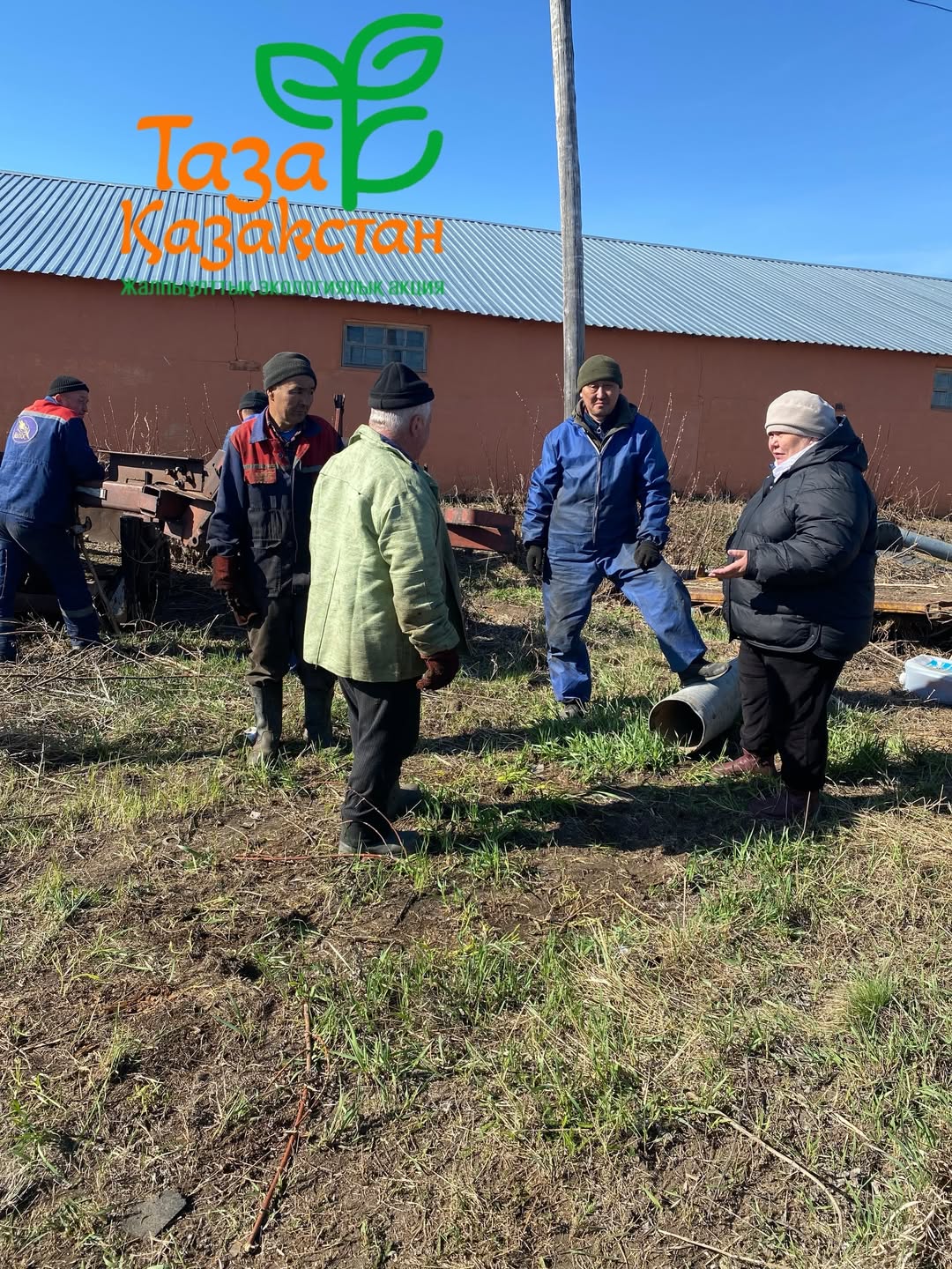 Свердловка ауылында республикалық «Таза Қазақстан» экологиялық бағдарламасы аясында Свердлов ауылдық округінің әкімі тұрғындармен аулаларды абаттандыру қағидалары бойынша түсіндіру жұмыстарын жүргізді.