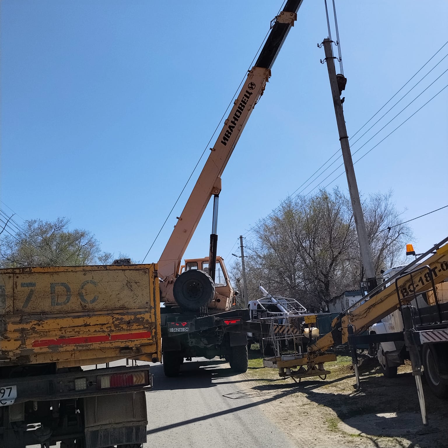 Жарылған бағаналарды ауыстыру жұмыстары.