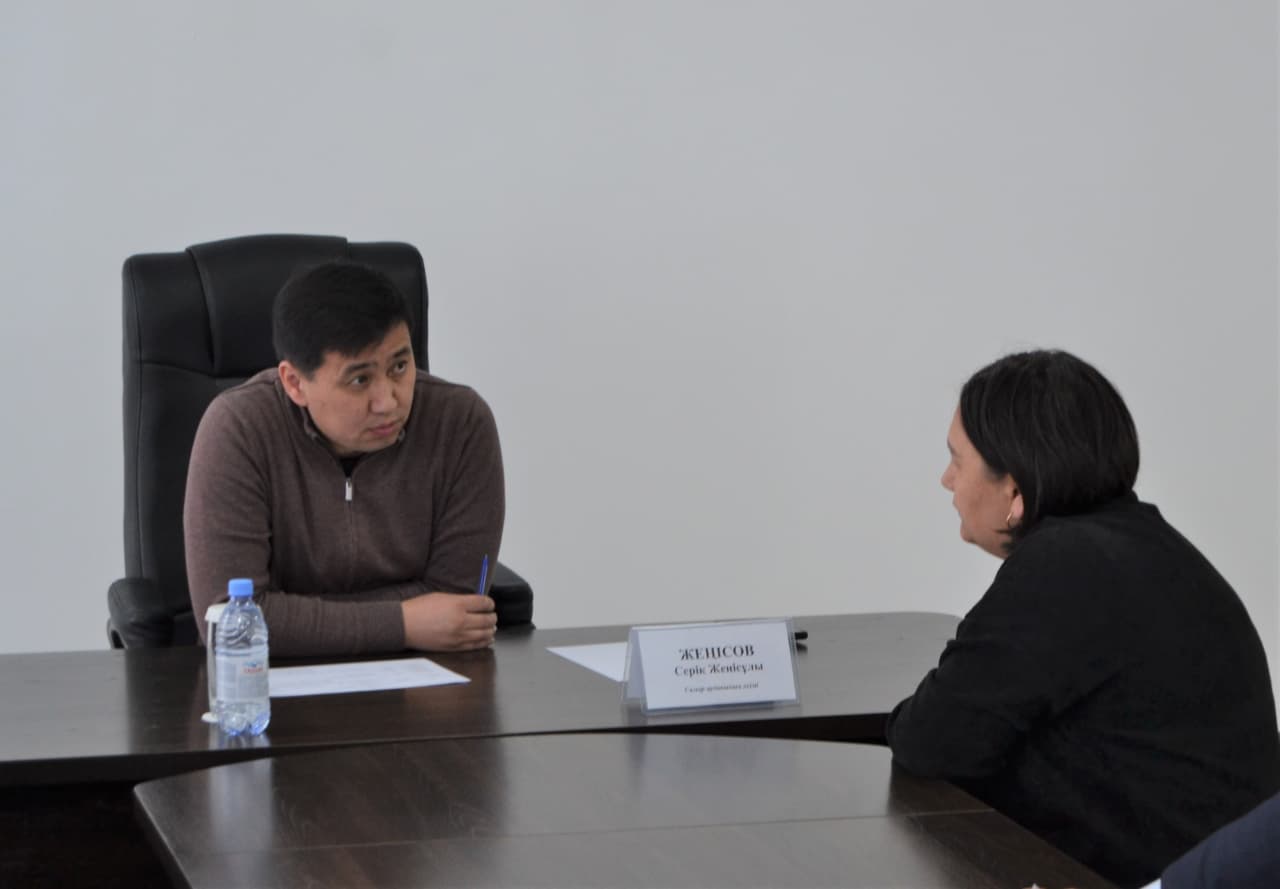 Самар ауданының әкімі Серік Женісов тұрғындарды кезекті қабылдау өткізді