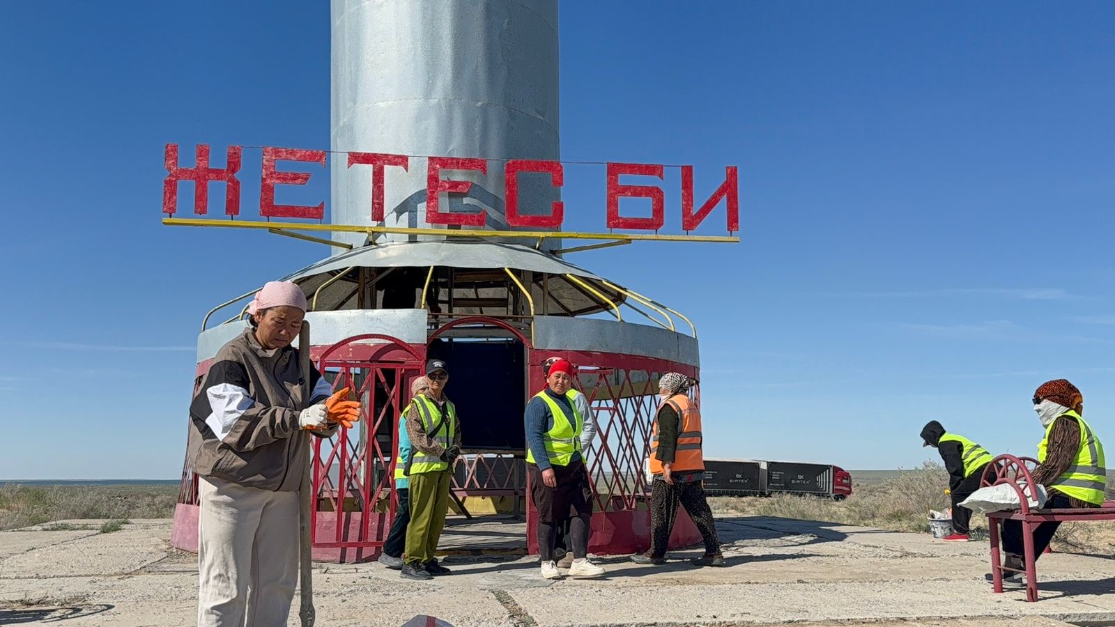 «Таза Қазақстан» аясында Жетес Би кесенесінде тазалық жұмыстары өтті