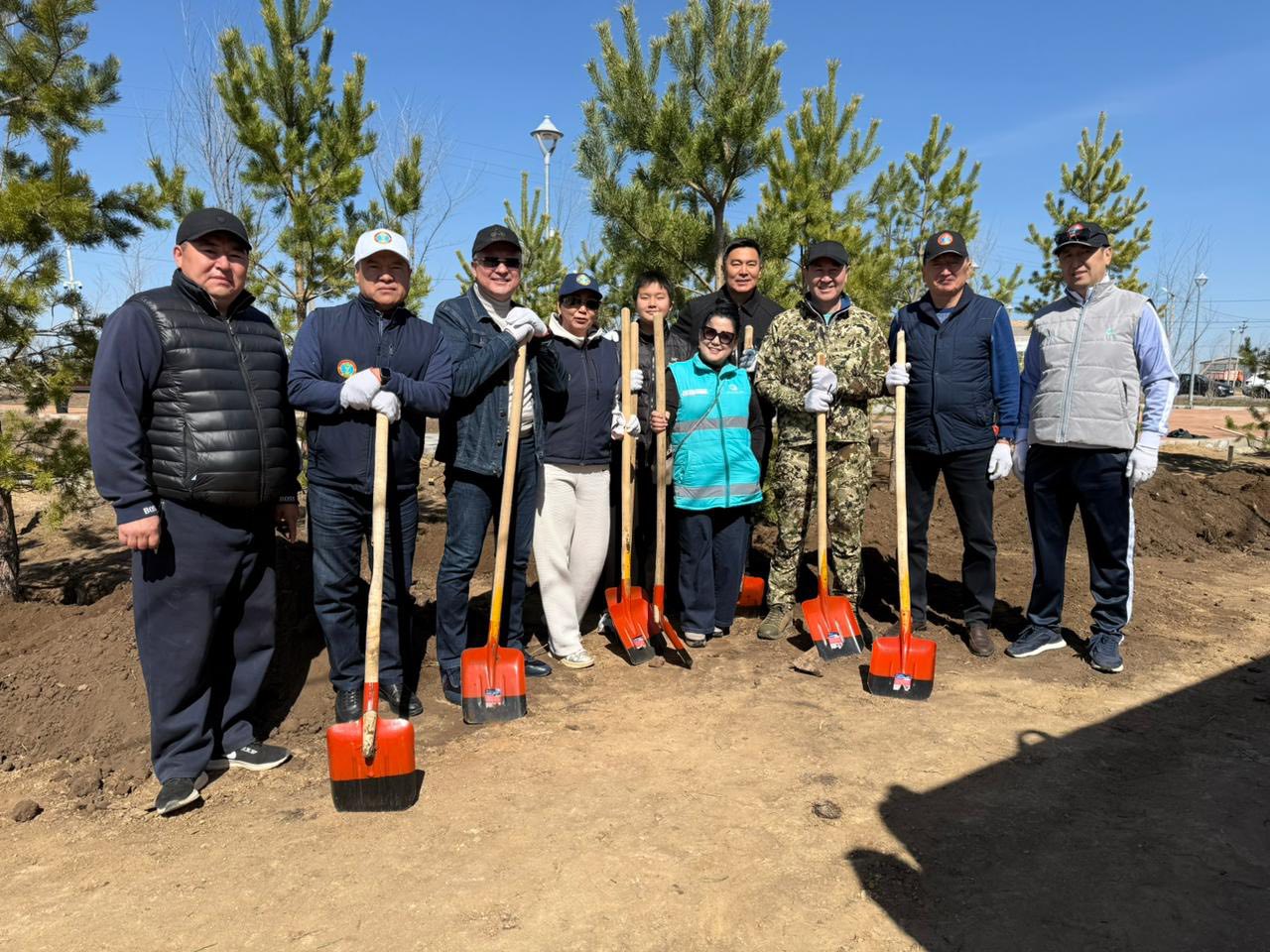 Елорда мәслихатының депутаттары «Таза Қазақстан» жалпыұлттық экологиялық бастамасы аясында қаланы абаттандыру бойынша белсенді жұмыстар жүргізуде (19.04.2026)