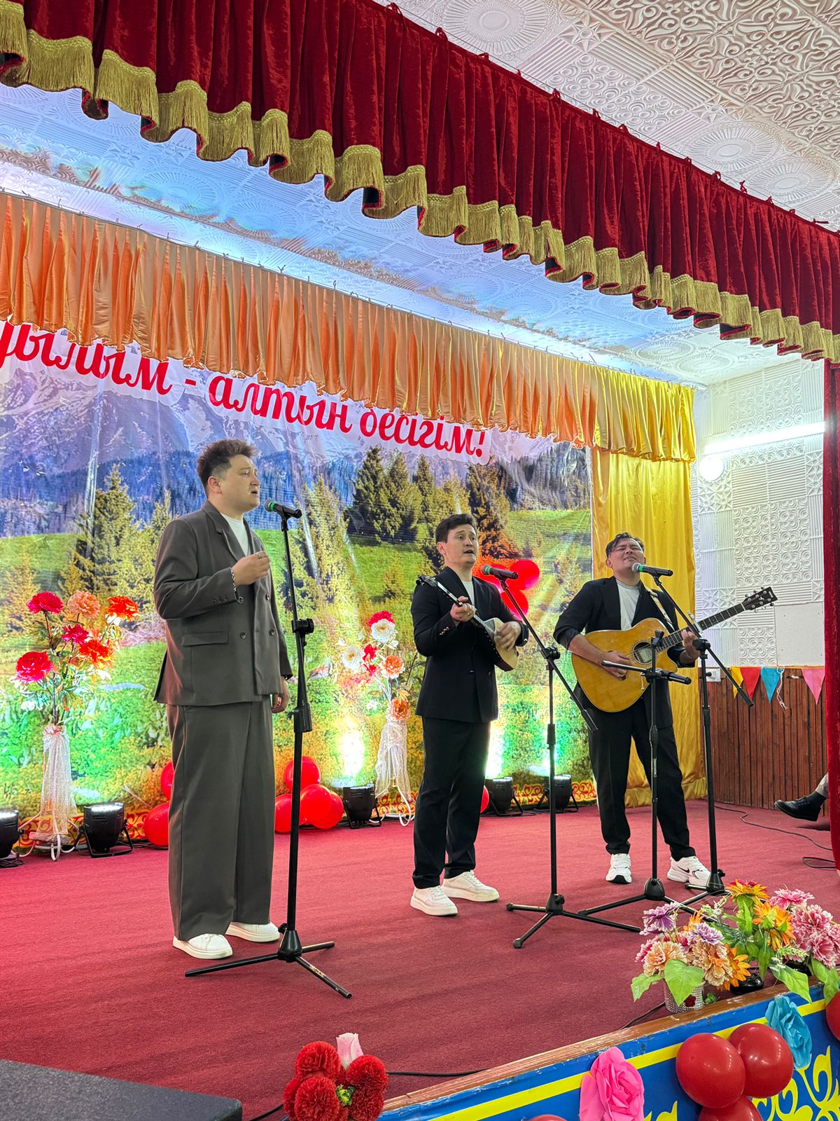 Республикалық байқаулардың лауреаттары “Күреңбел” триосы Панфилов ауданында концерт берді