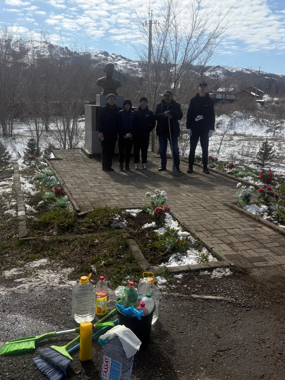 ШҚО СПОРТ БАСҚАРМАСЫНЫҢ ҰЖЫМЫ ТАРИХИ-МӘДЕНИ МҰРА ОБЪЕКТІЛЕРІН ТАЗАРТУҒА АТСАЛЫСТЫ